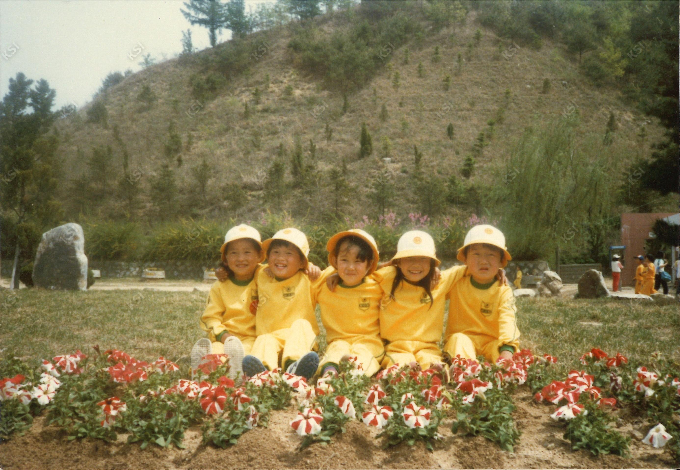 1985년 봄 안동댐 매점 앞 화단에서
