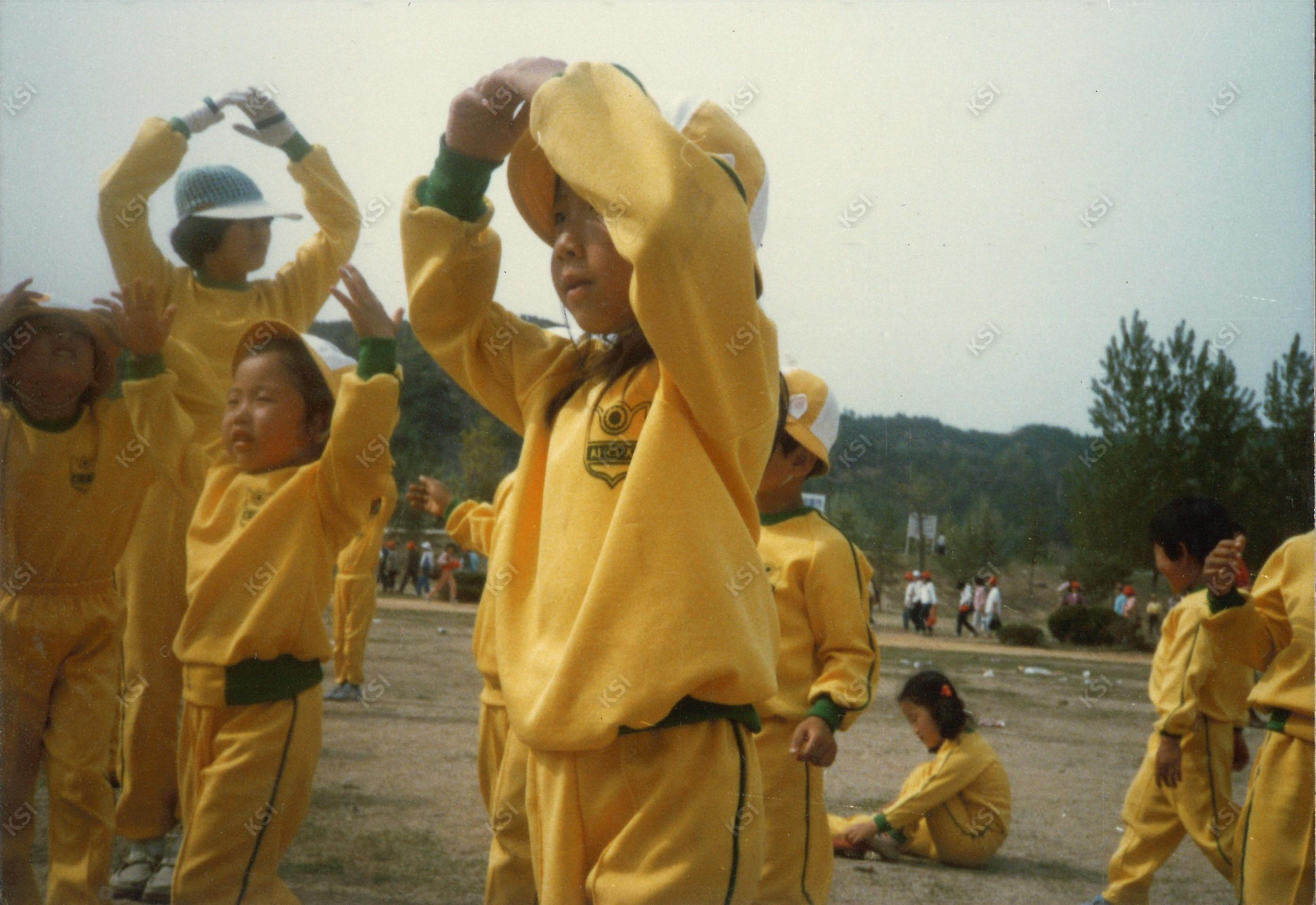 1985년 봄 안동댐 매점 앞 화단에서