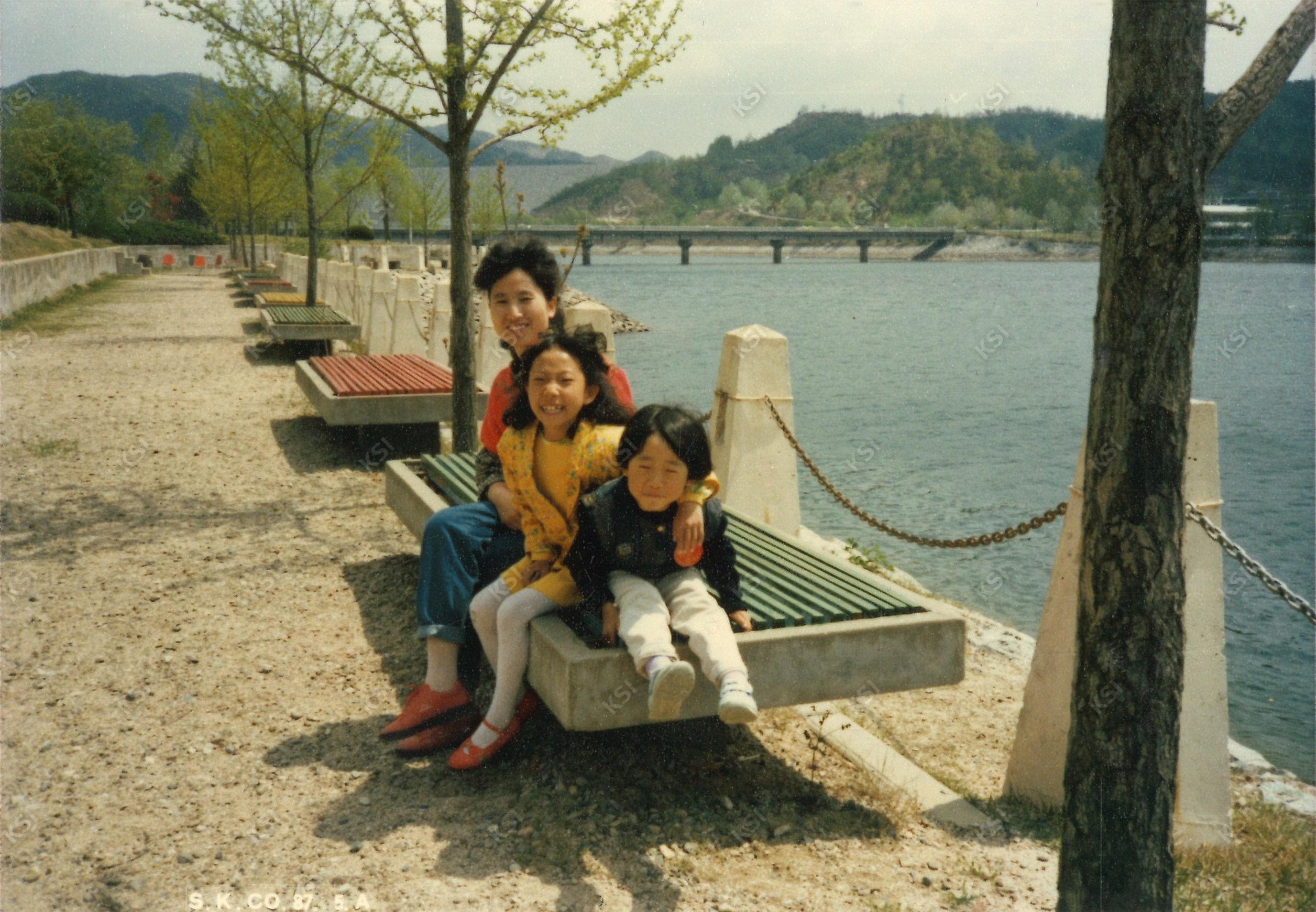 1985년 봄 안동댐 은행나무길에서