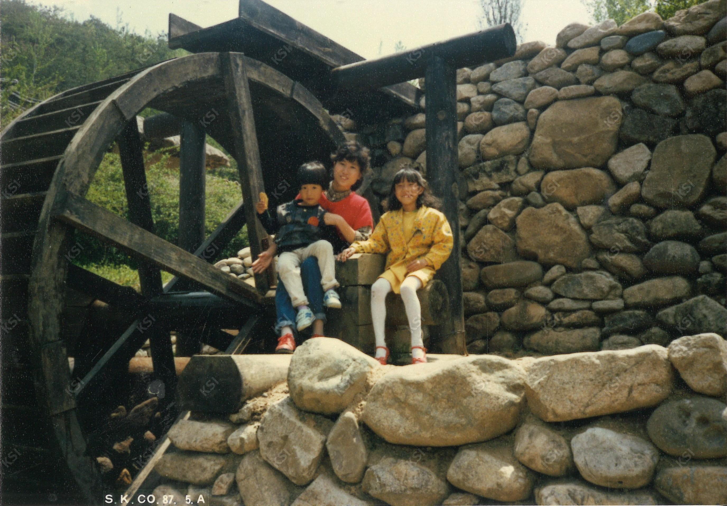 1985년 봄 안동민속촌 물레방아 앞에서