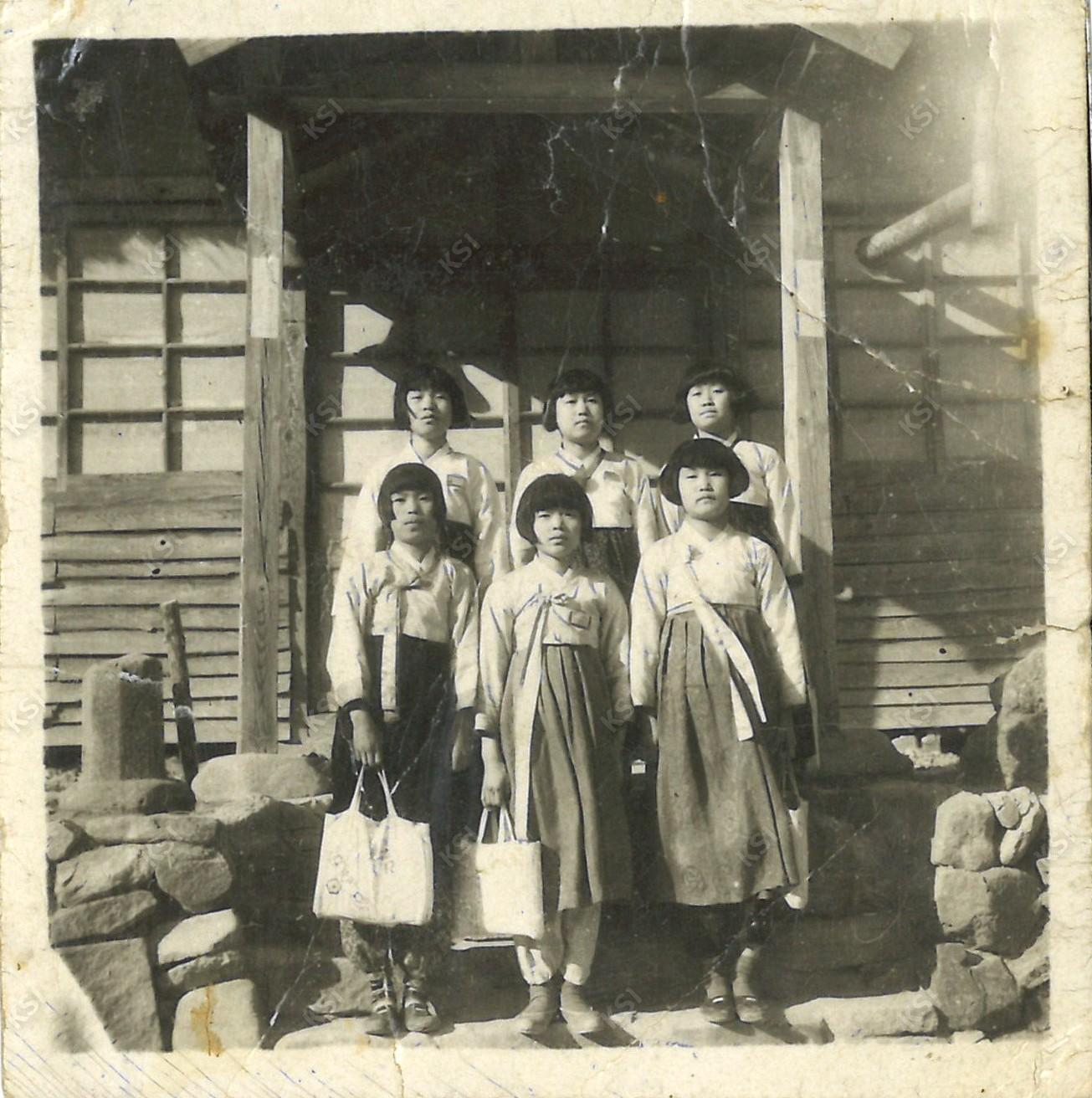 1959년경 안동 예안면 삼계국민학교 교사 앞에서