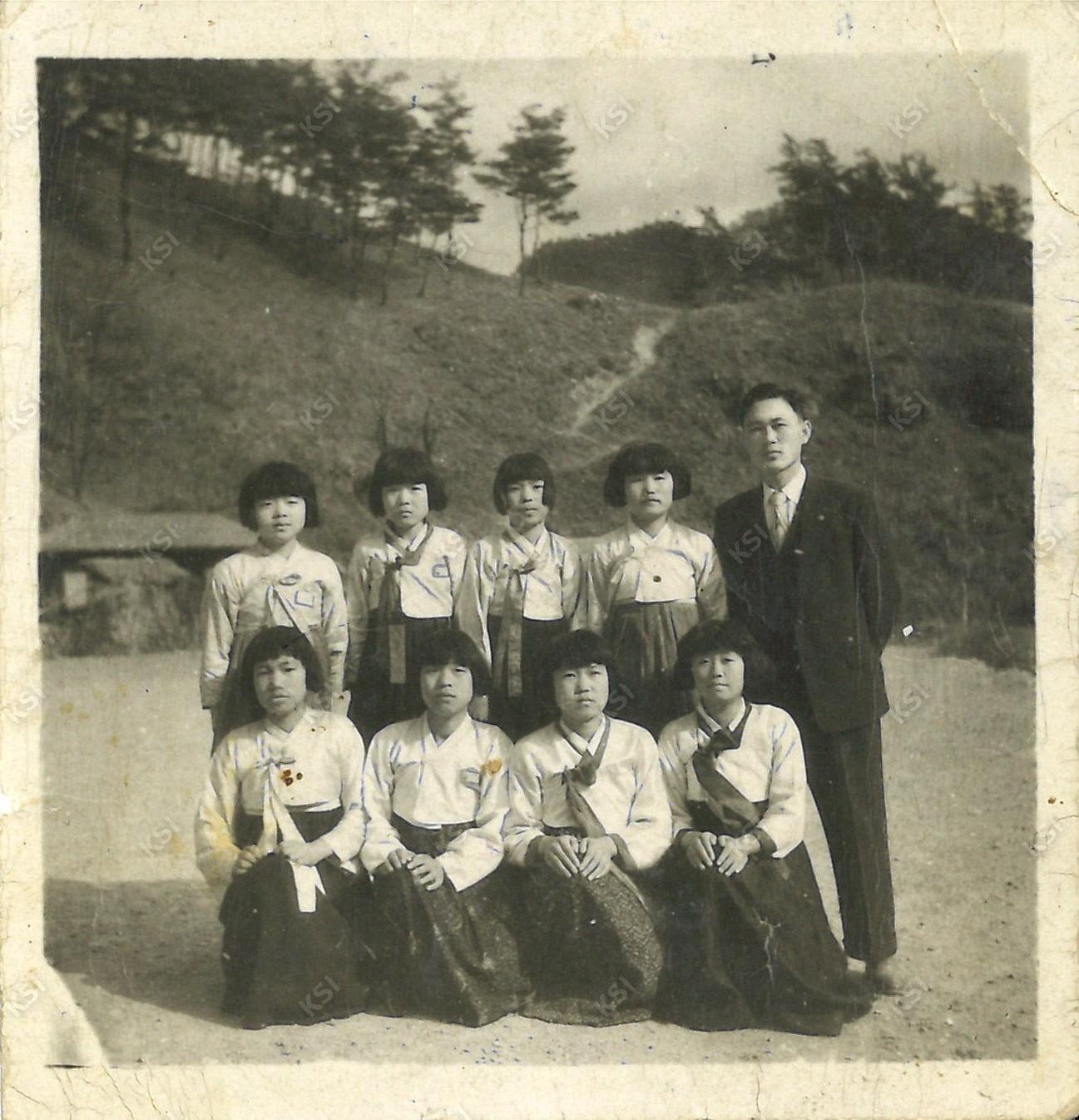 1959년경 안동 예안면 삼계국민학교 선생님과 동학들