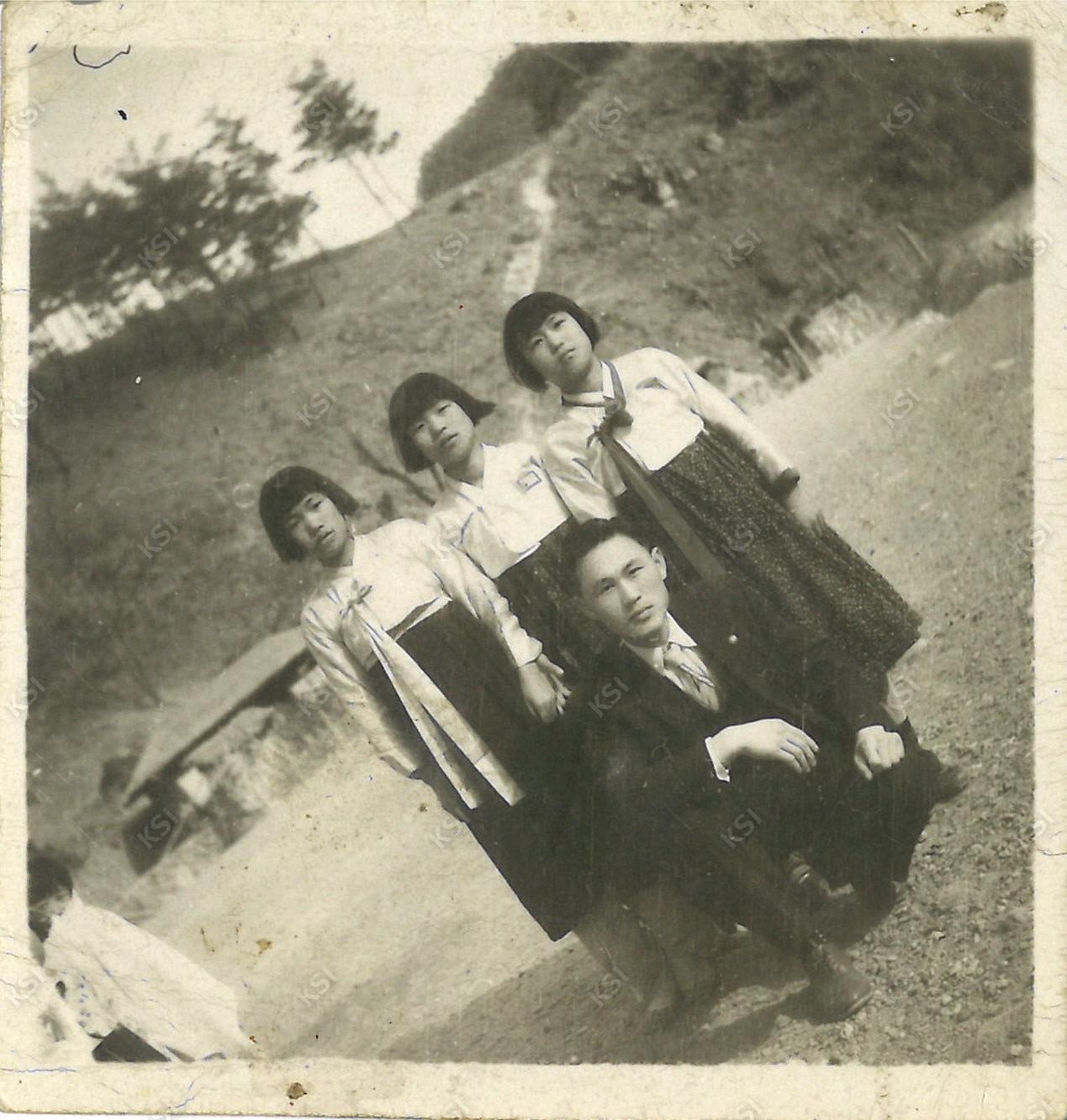 1959년경 안동 예안면 삼계국민학교 졸업식 날 학교 운동장에서
