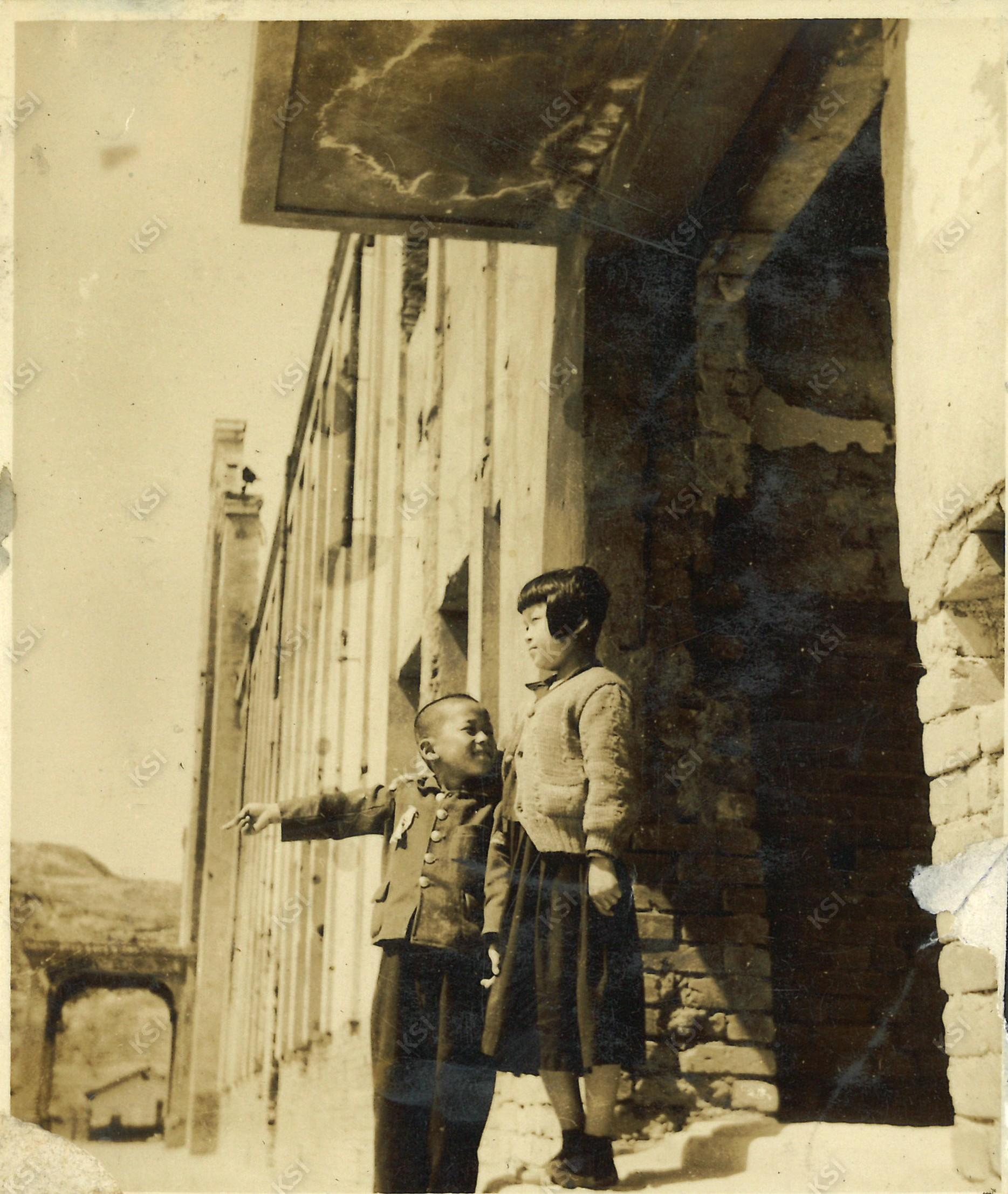 1950년대 6.25전쟁으로 훼손된 안동중학교에서 동생과 함께
