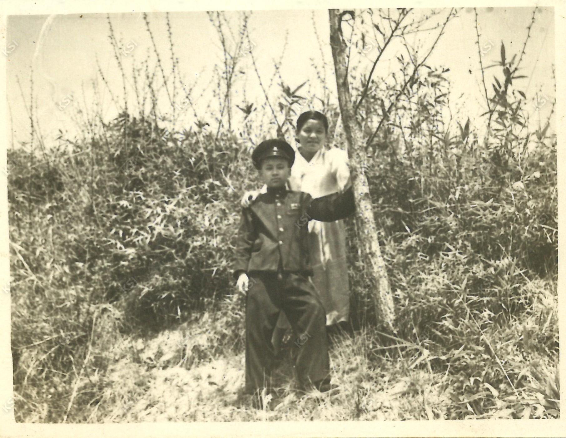 1950년대 명륜동 본가 뒷산에서 어머니와 남동생