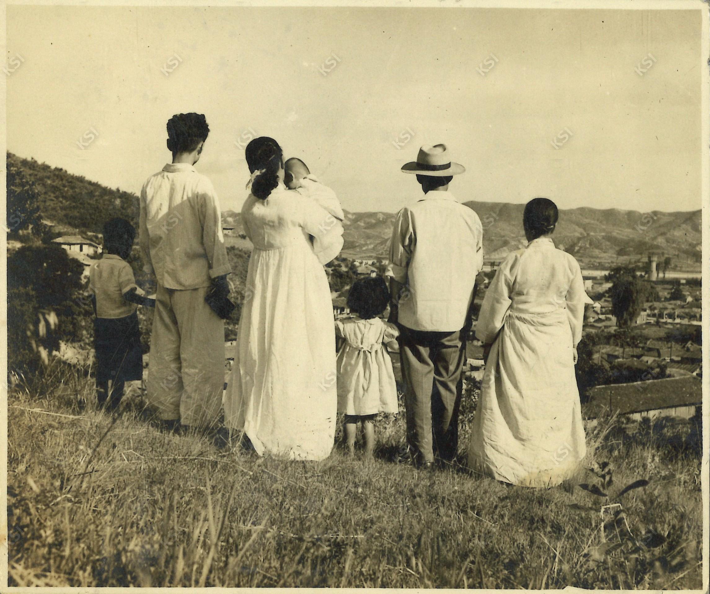 1950년대 명륜동 자택 뒷산에서 안동읍을 바라보며