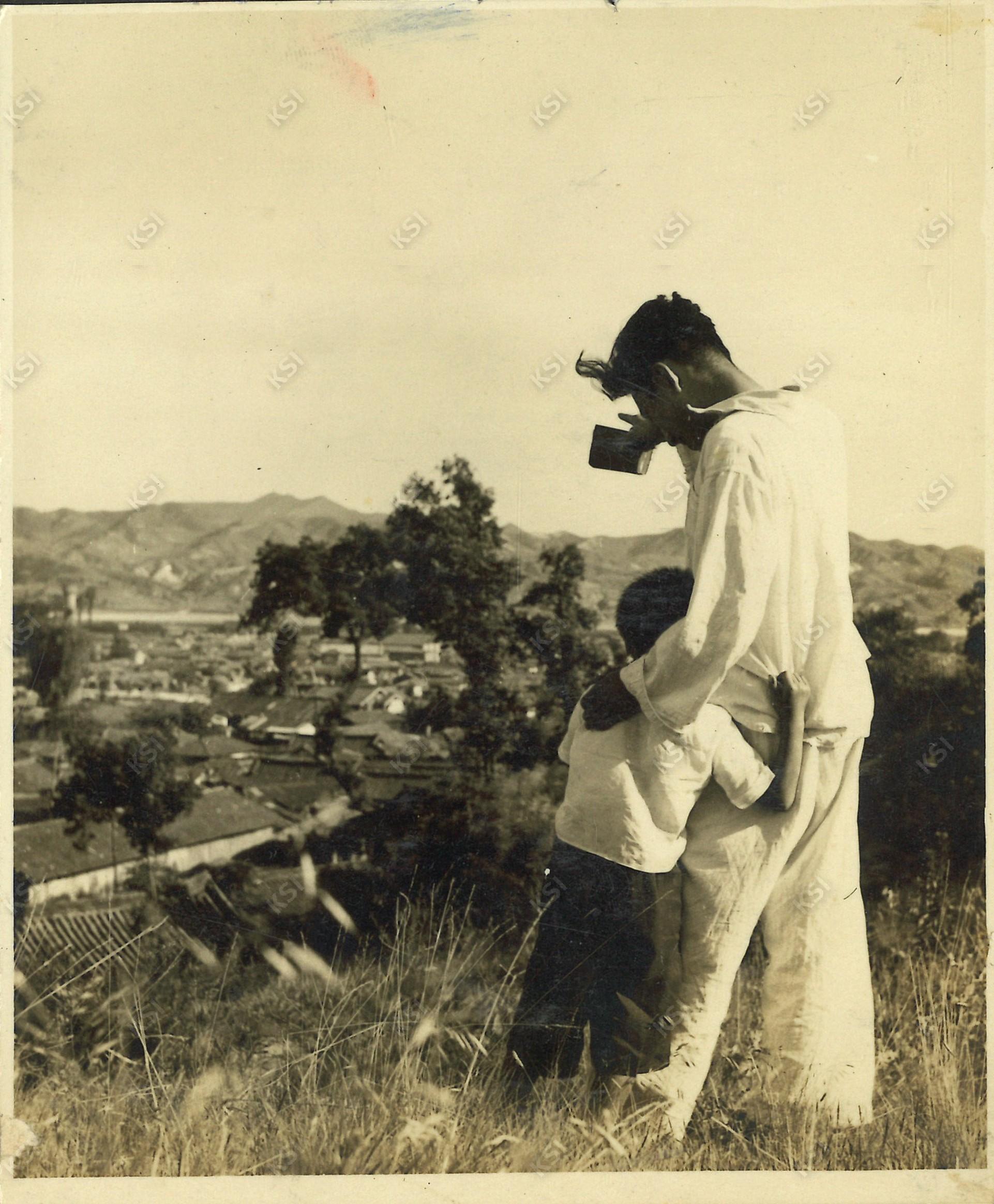 1950년대 명륜동 자택 뒷산에서 안동읍을 바라보며