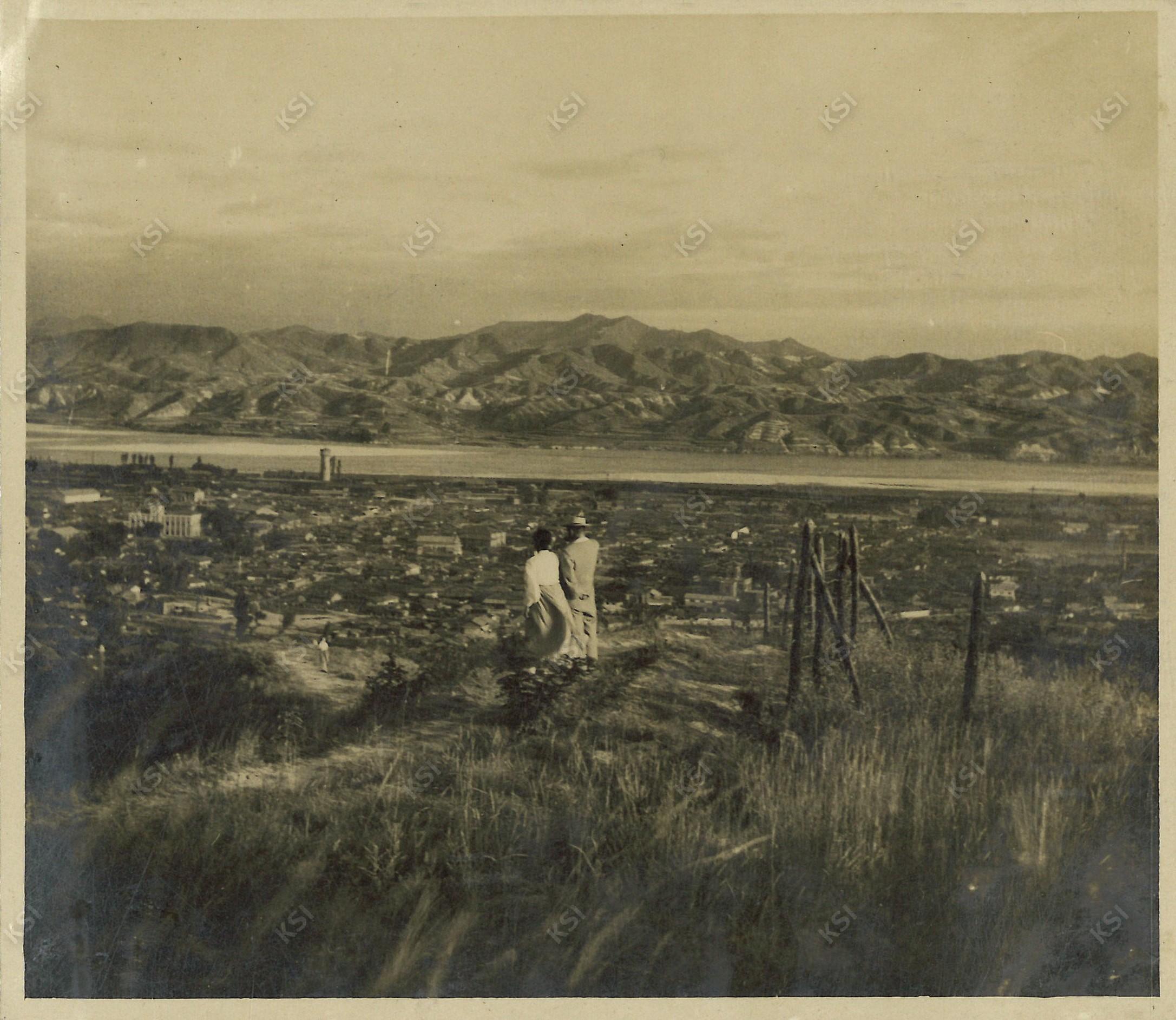 1950년대 명륜동 자택 뒷산에서 안동읍을 바라보며
