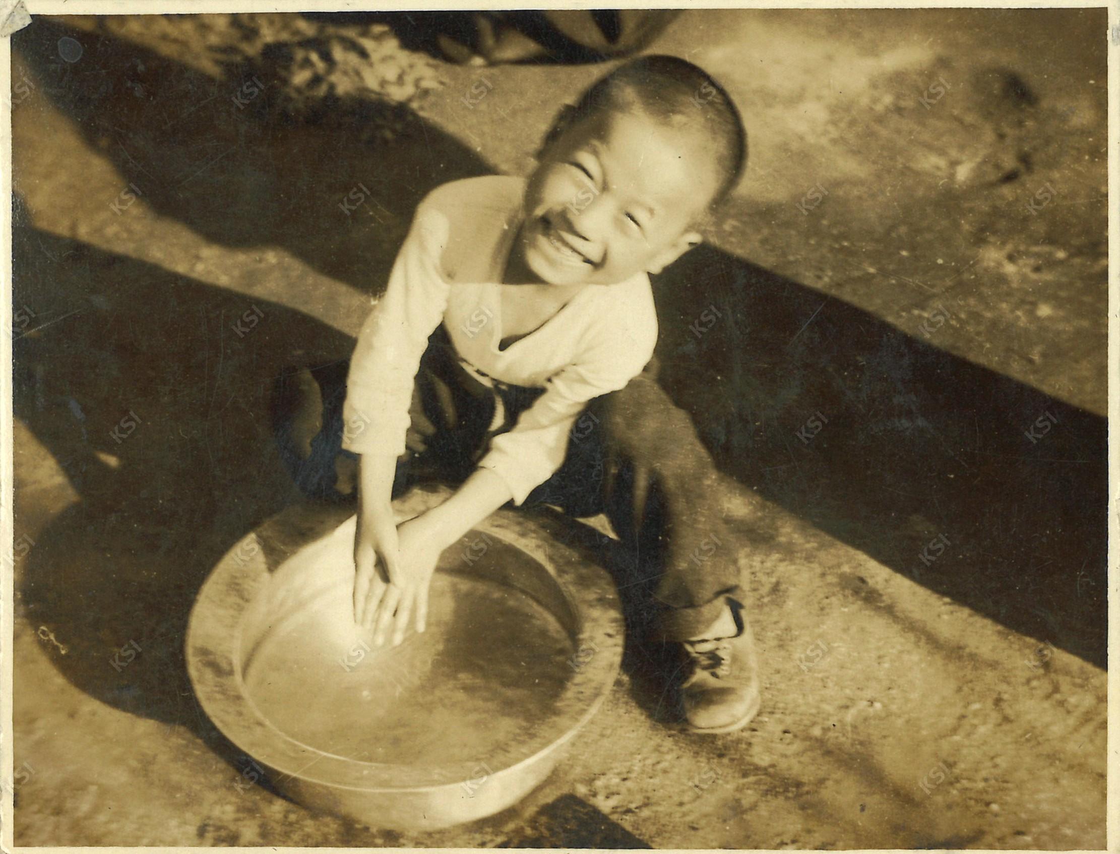 1950년대 명륜동 자택 마당에서
