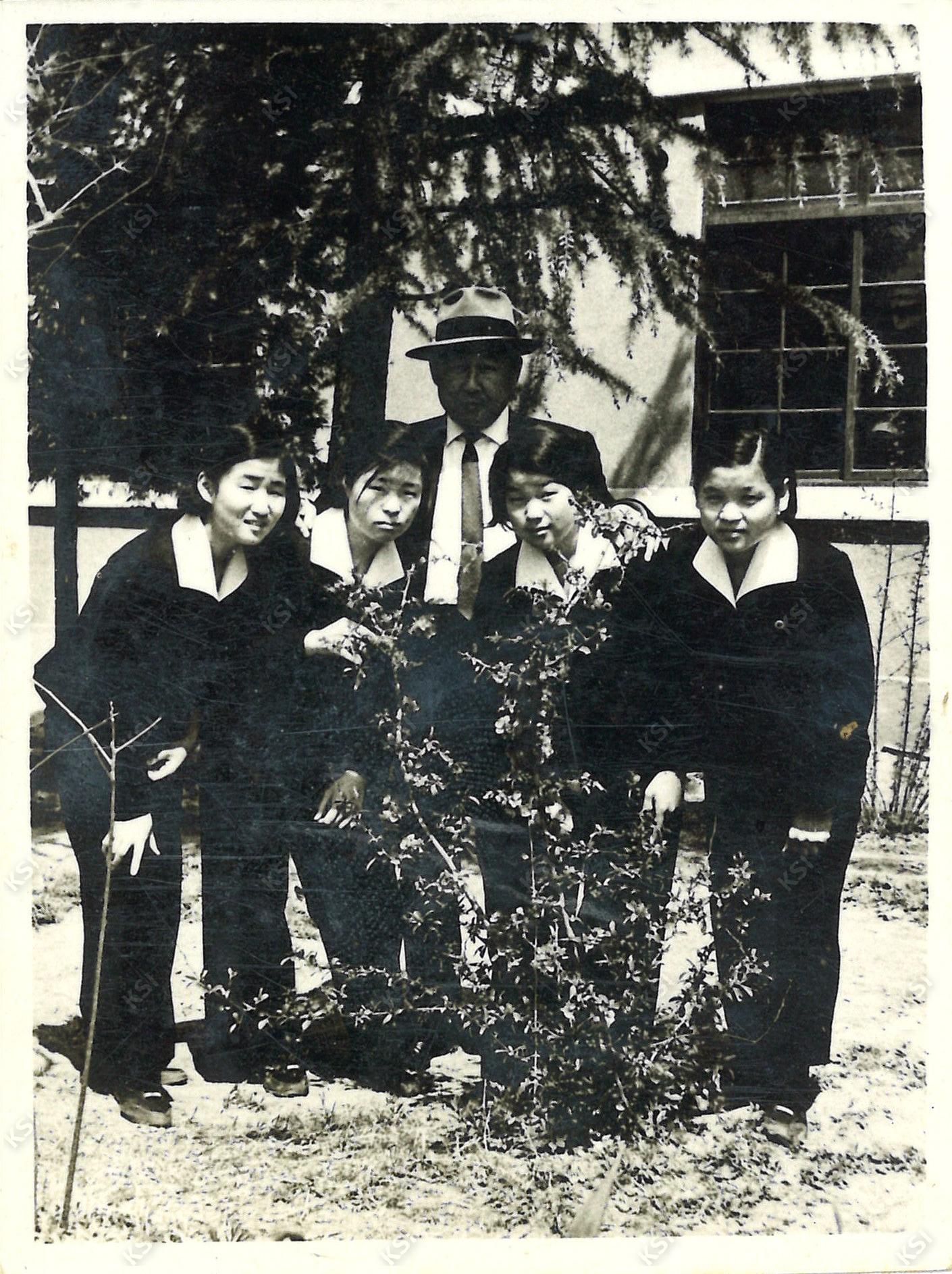 1950년대 후반 안동여고 체육선생님과 함께