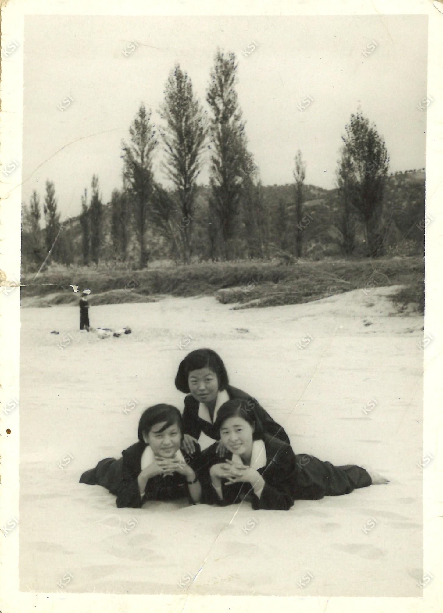 1950년대 후반 안동여고 소풍 하이마에서