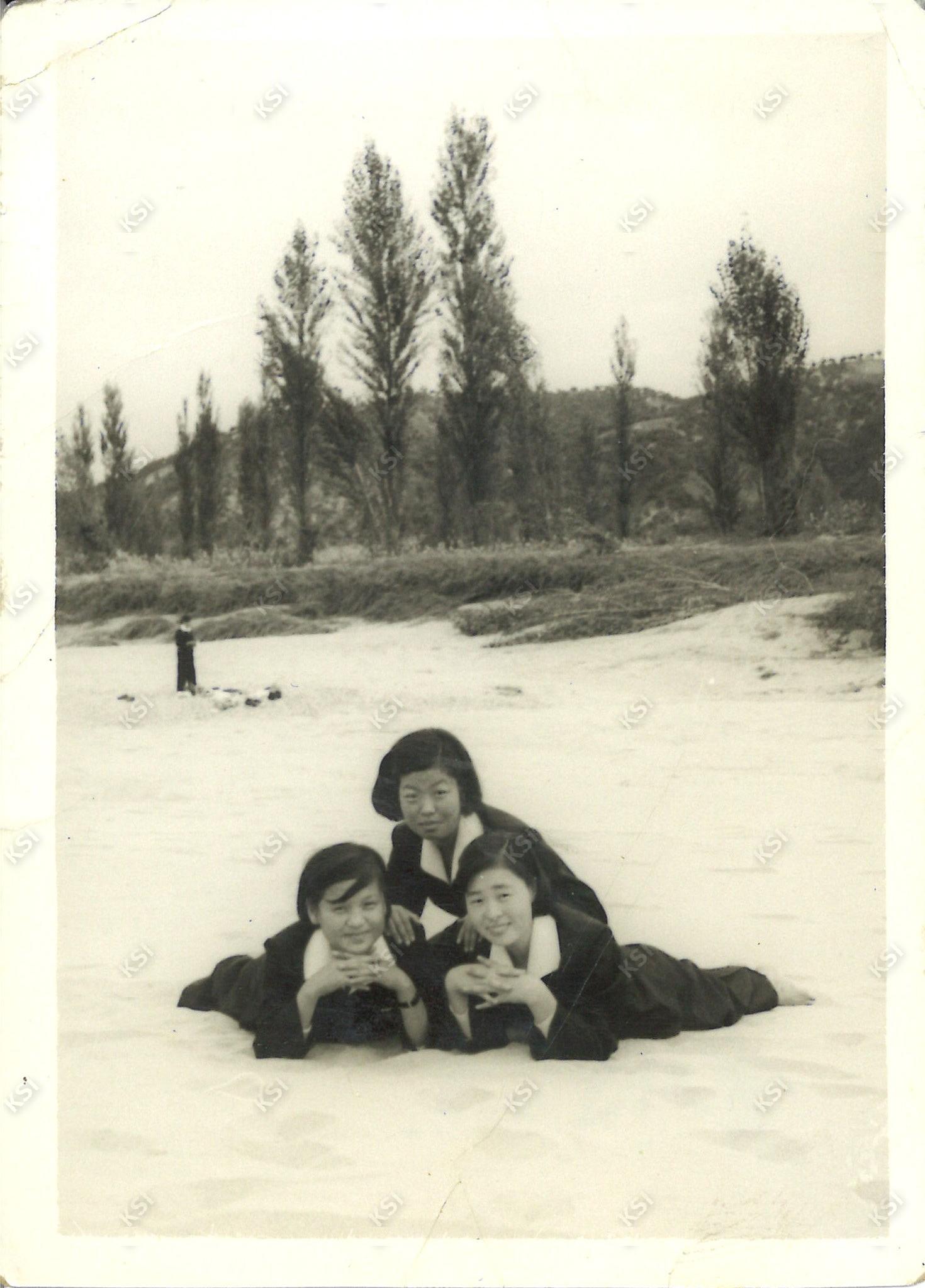 1950년대 후반 안동여고 소풍 하이마에서
