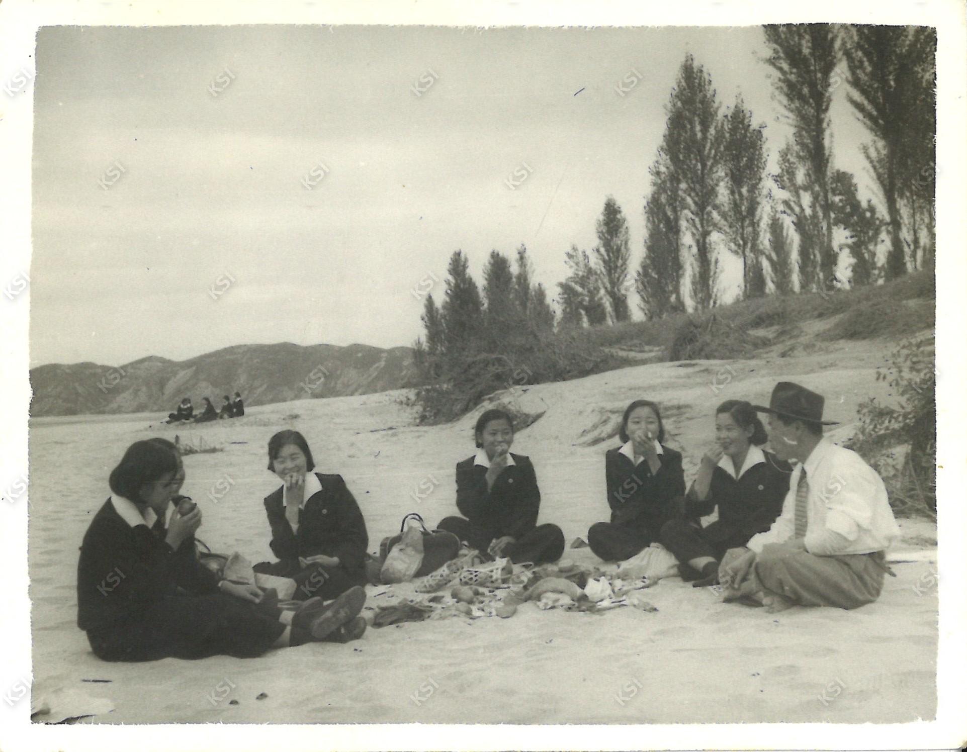 1950년대 후반 안동여고 소풍 하이마에서