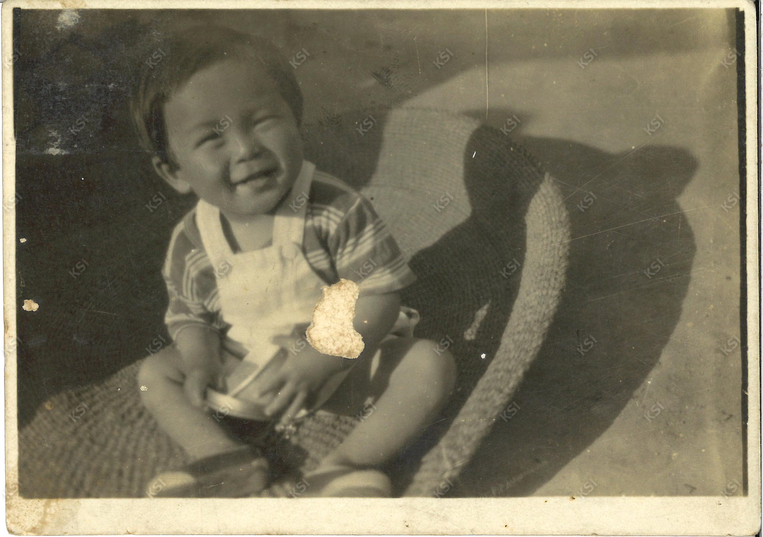 1949년 멍석에서 놀고 있는 나