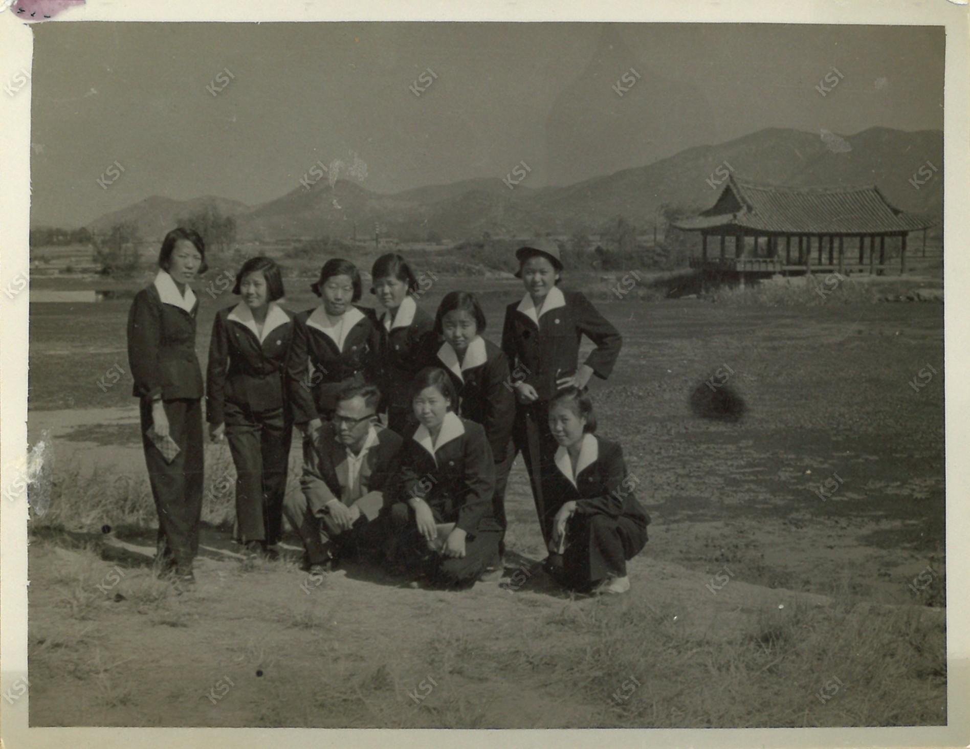 1950년대 후반 영호루를 배경으로