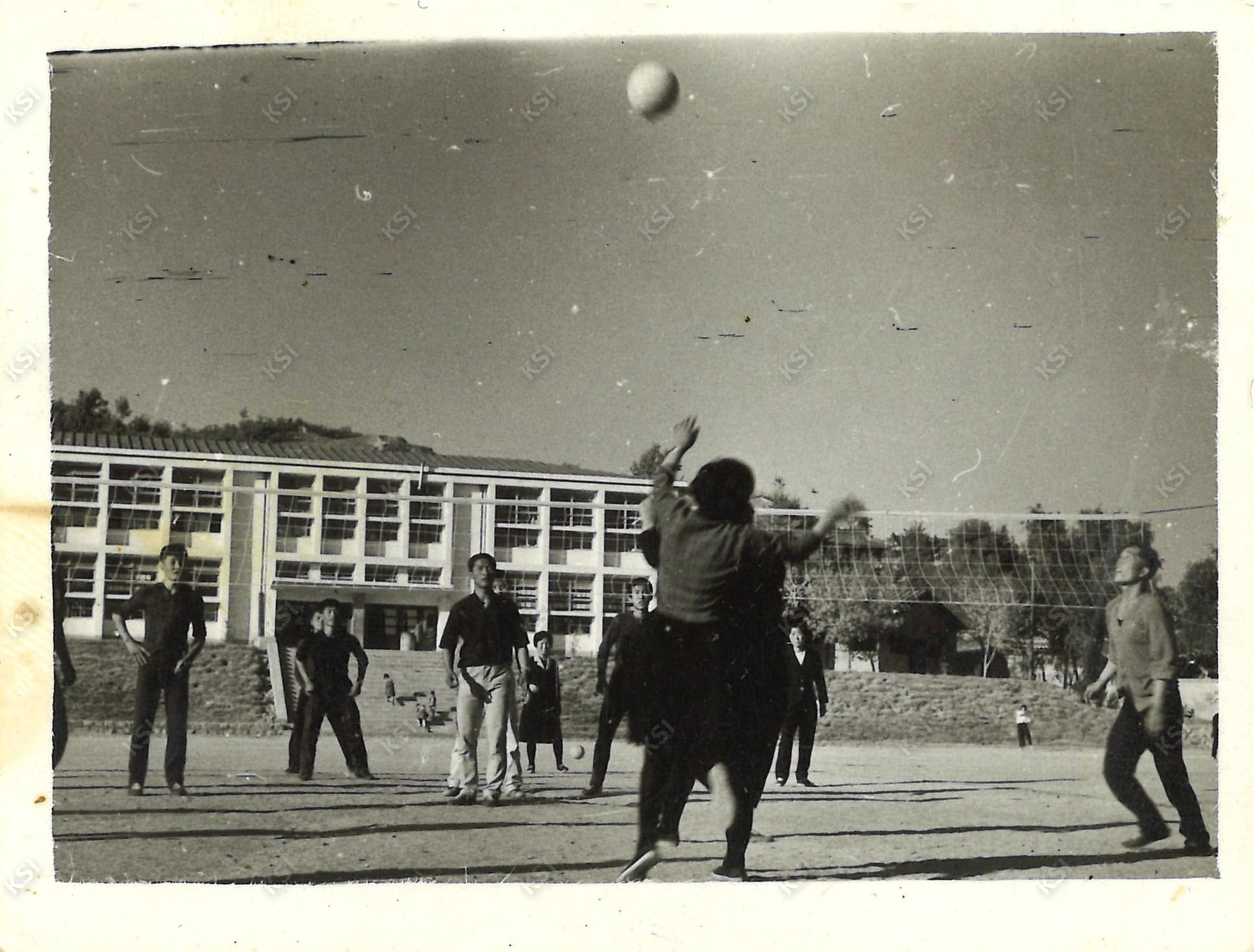 1950년대 후반 안동중학교에서 축구하는 아이들