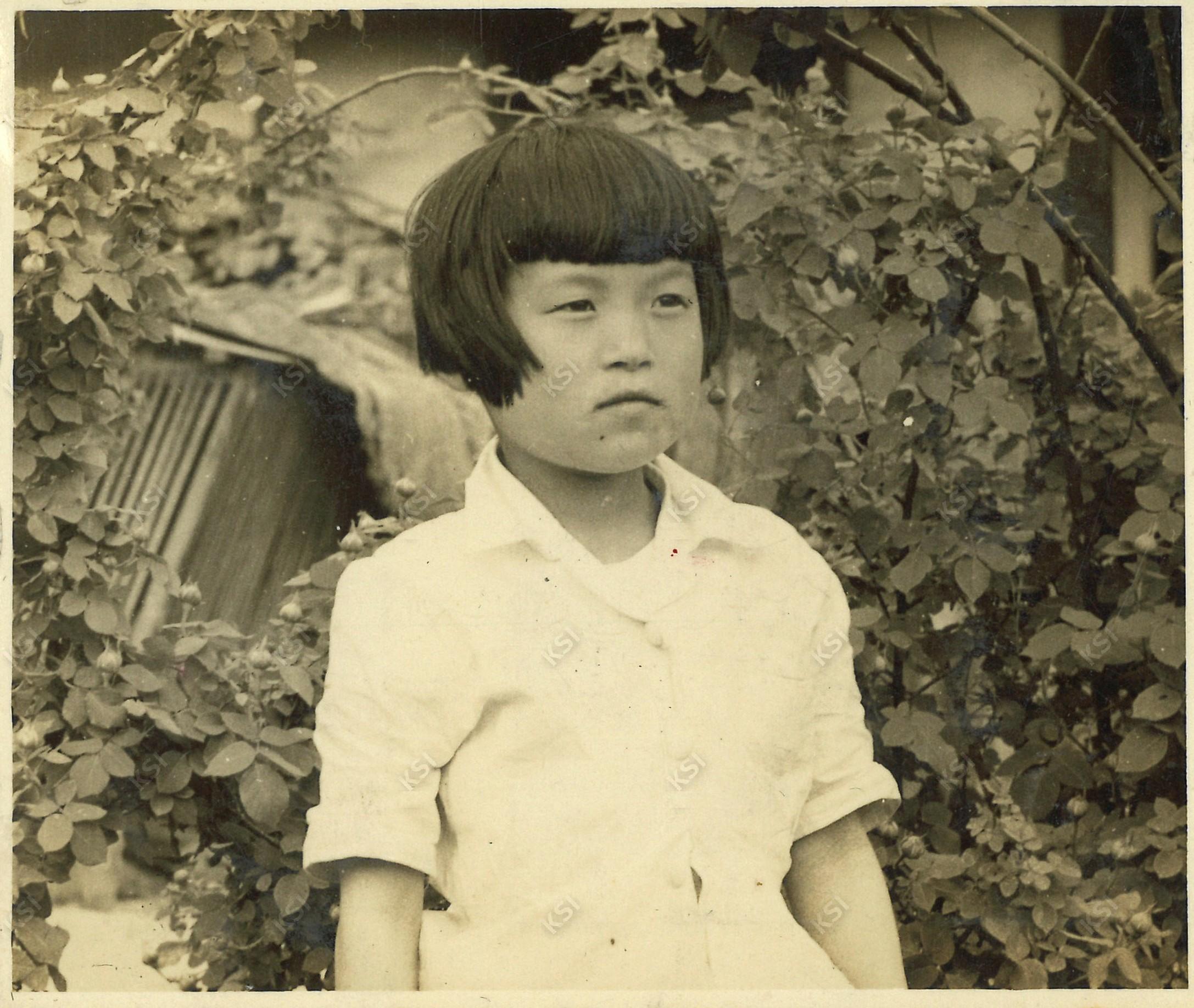1955년 명륜동 자택 마당에서