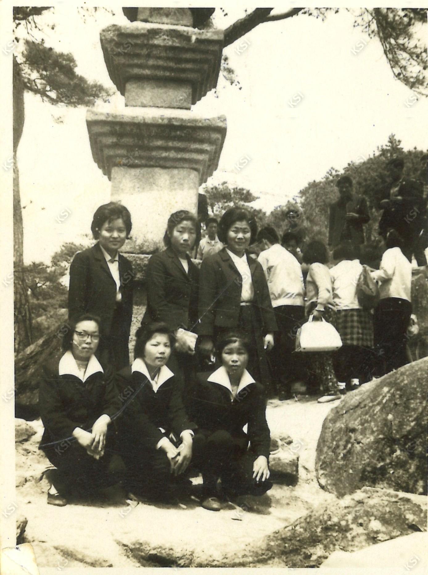 1960년 5월 3일 제비원 삼층석탑 앞에서