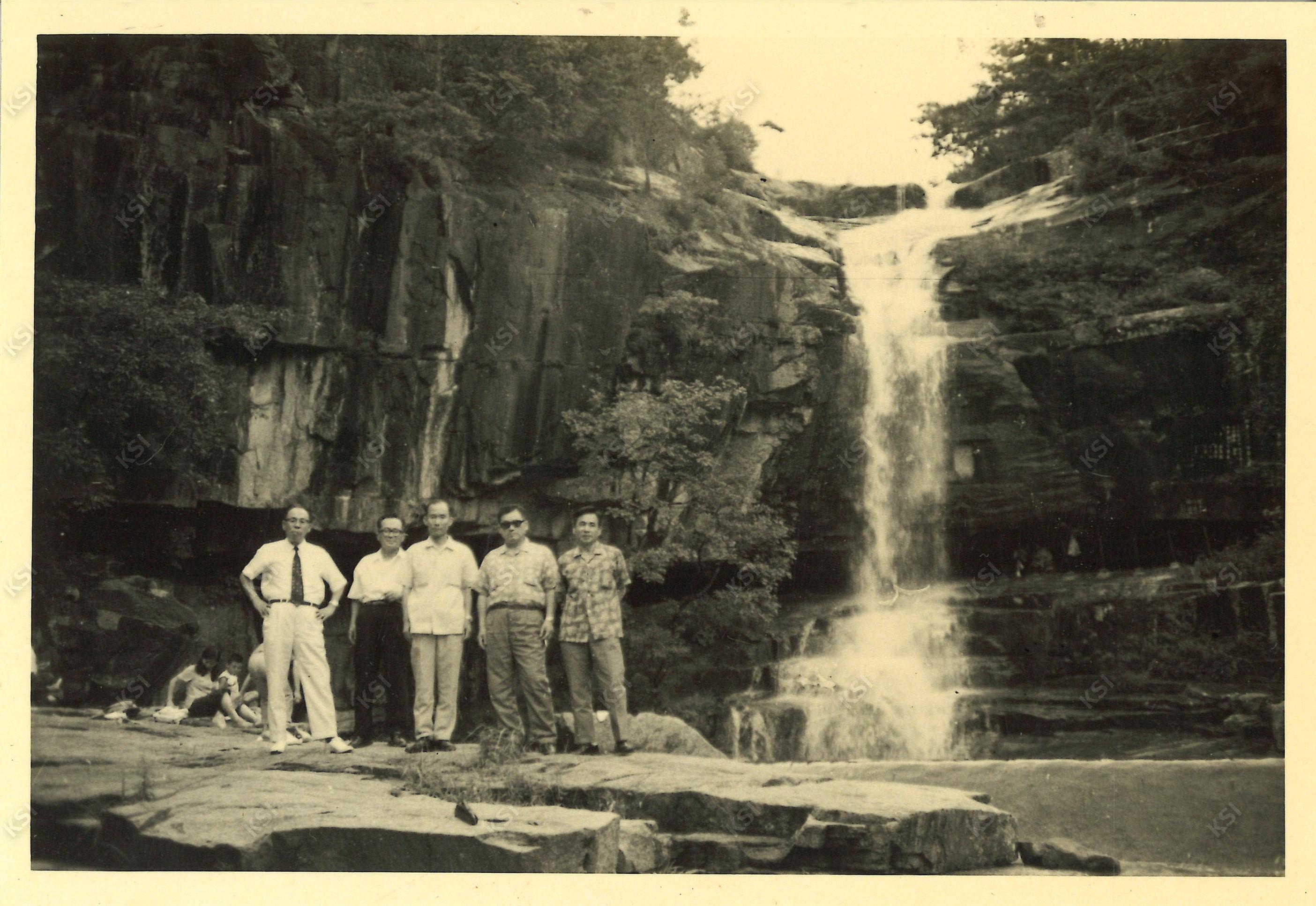 1960년대 괴산 수옥폭포 앞에서