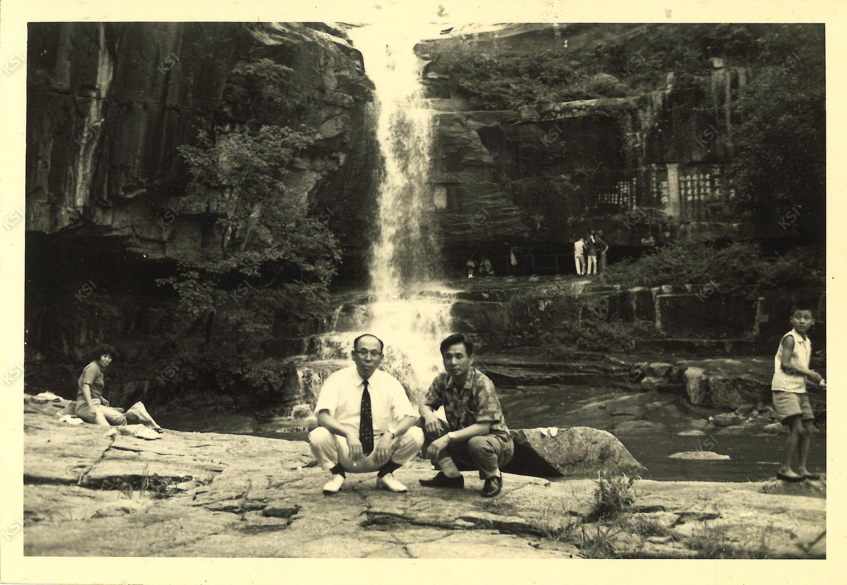 1960년대 괴산 수옥폭포 앞에서