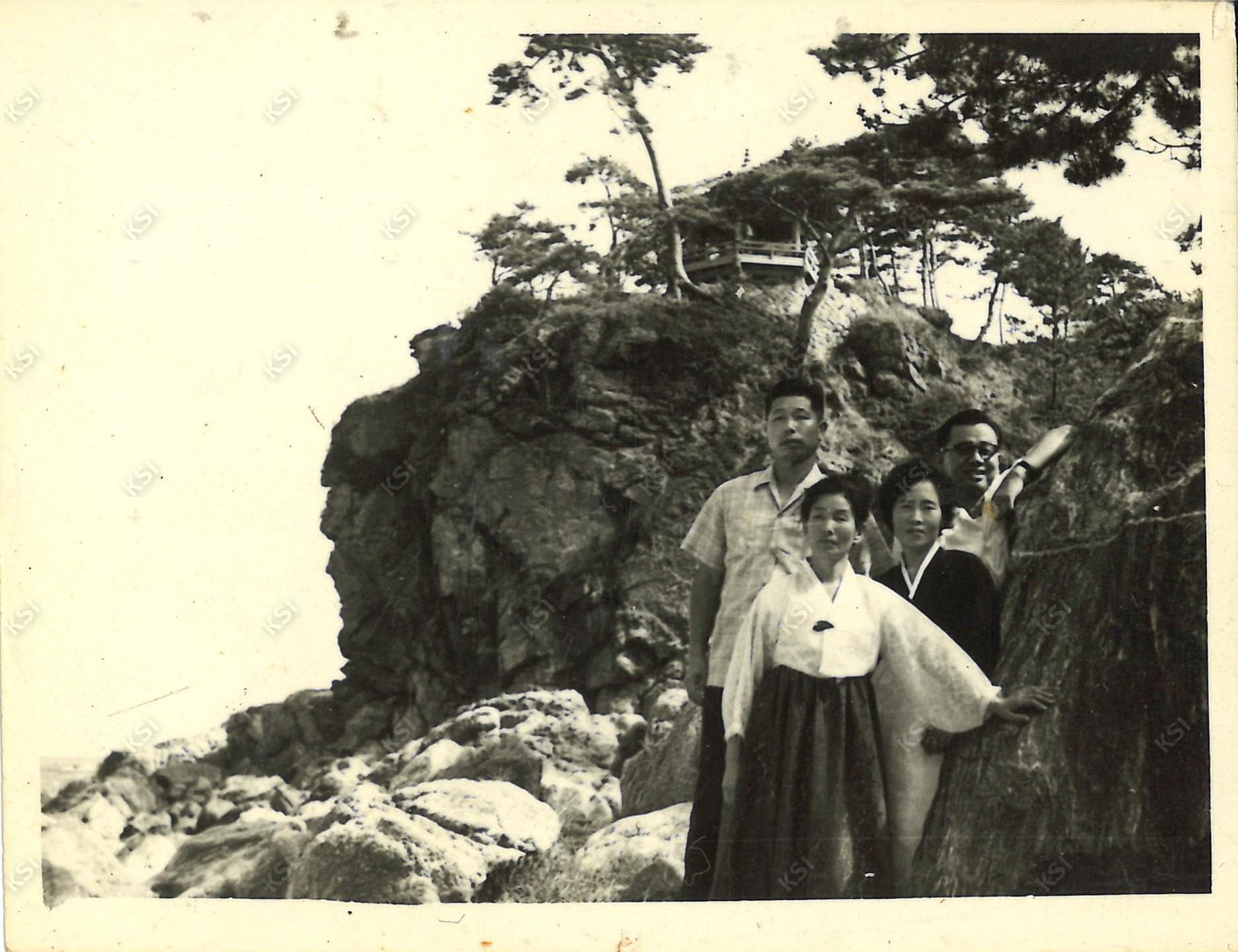1960년대 낙산사 의상대를 배경으로