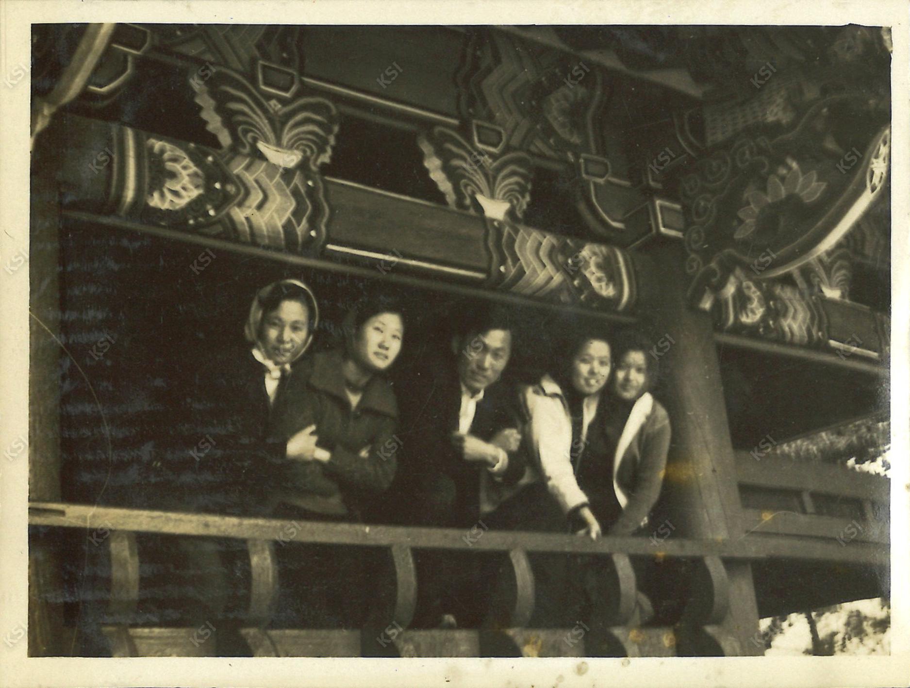 1960년대 경포대 난간에서