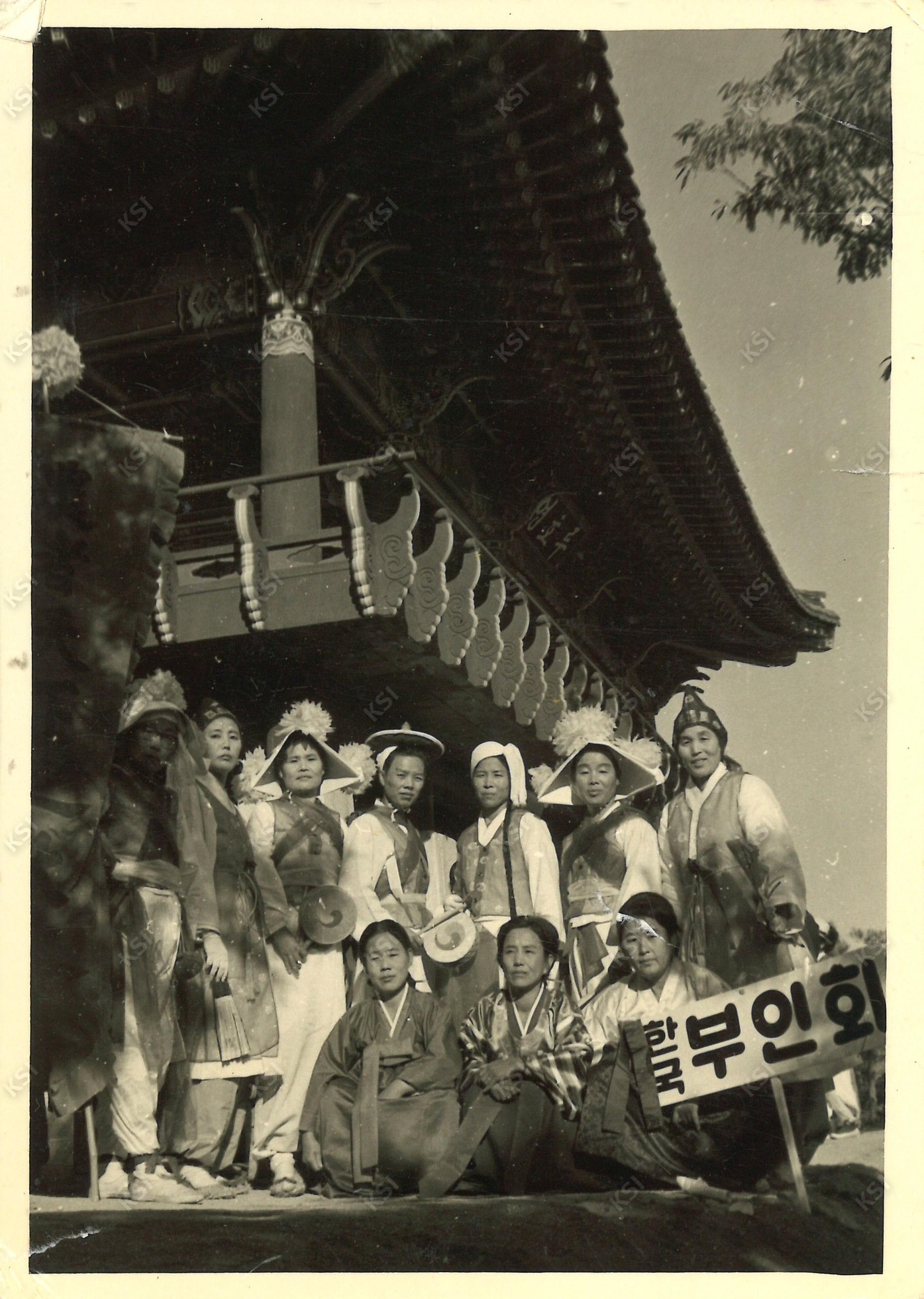 1960년대 영호루에서 한국부인회 안동지부 회원들