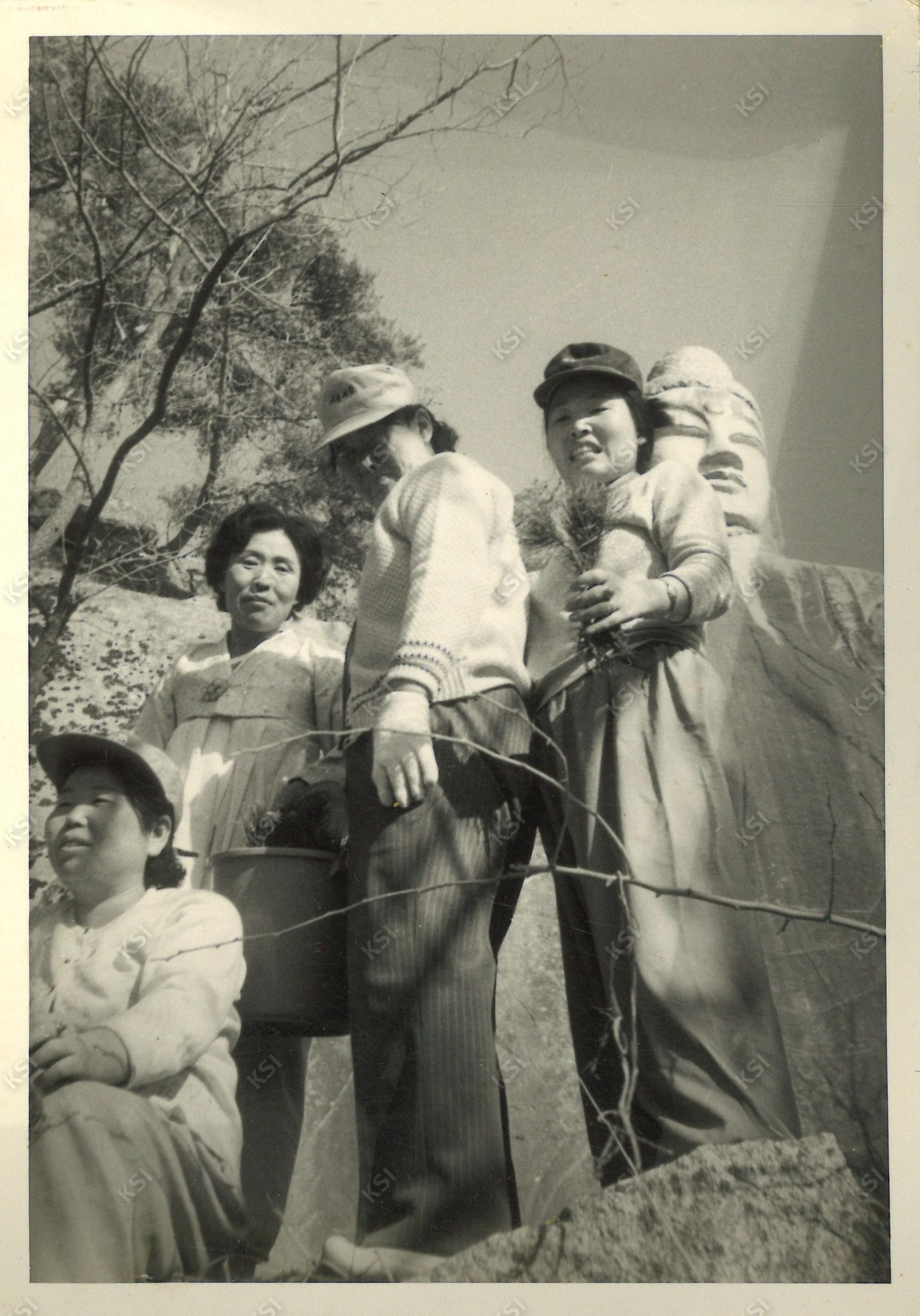 1960년대 제비원 미륵불 앞에서