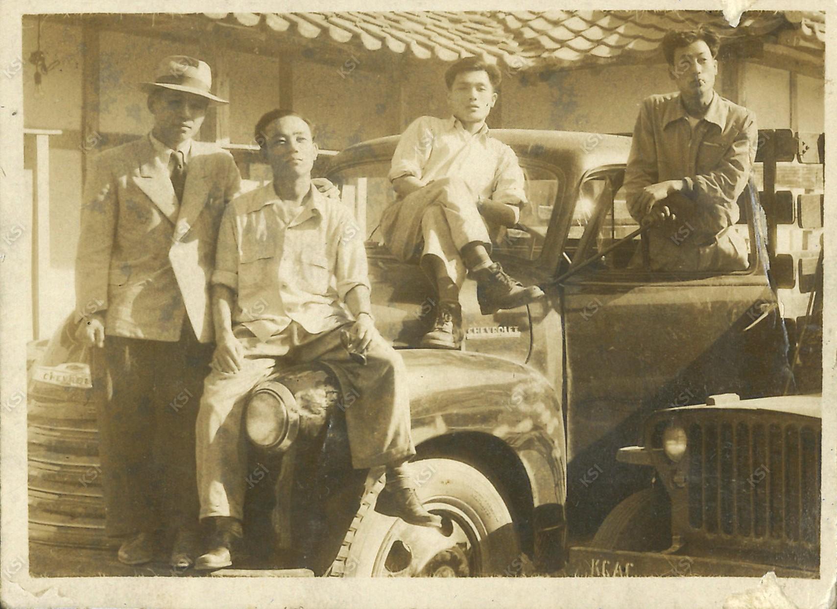 1960년대 지프차에서 포즈를 취한 아버지와 지인들