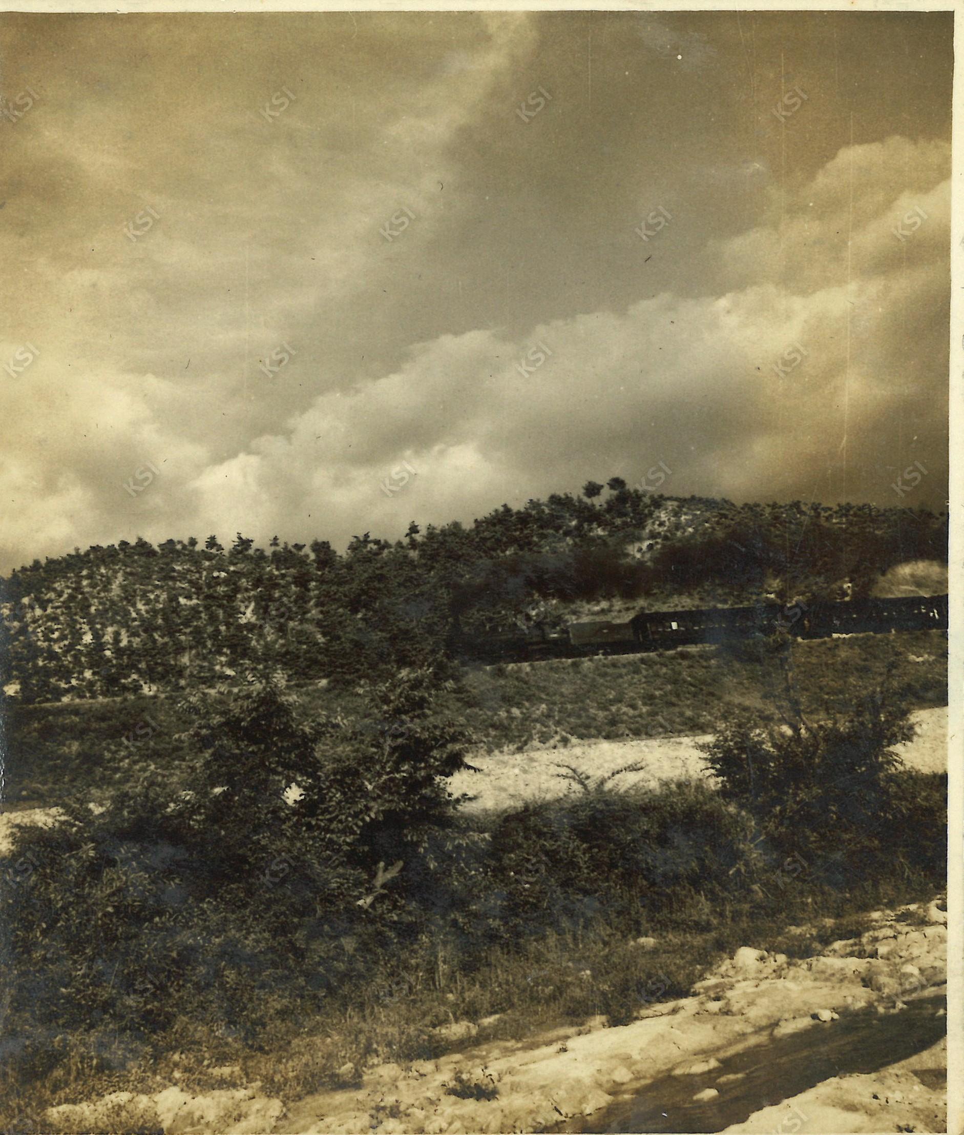 1960년대 철길을 내달리고 있는 기차