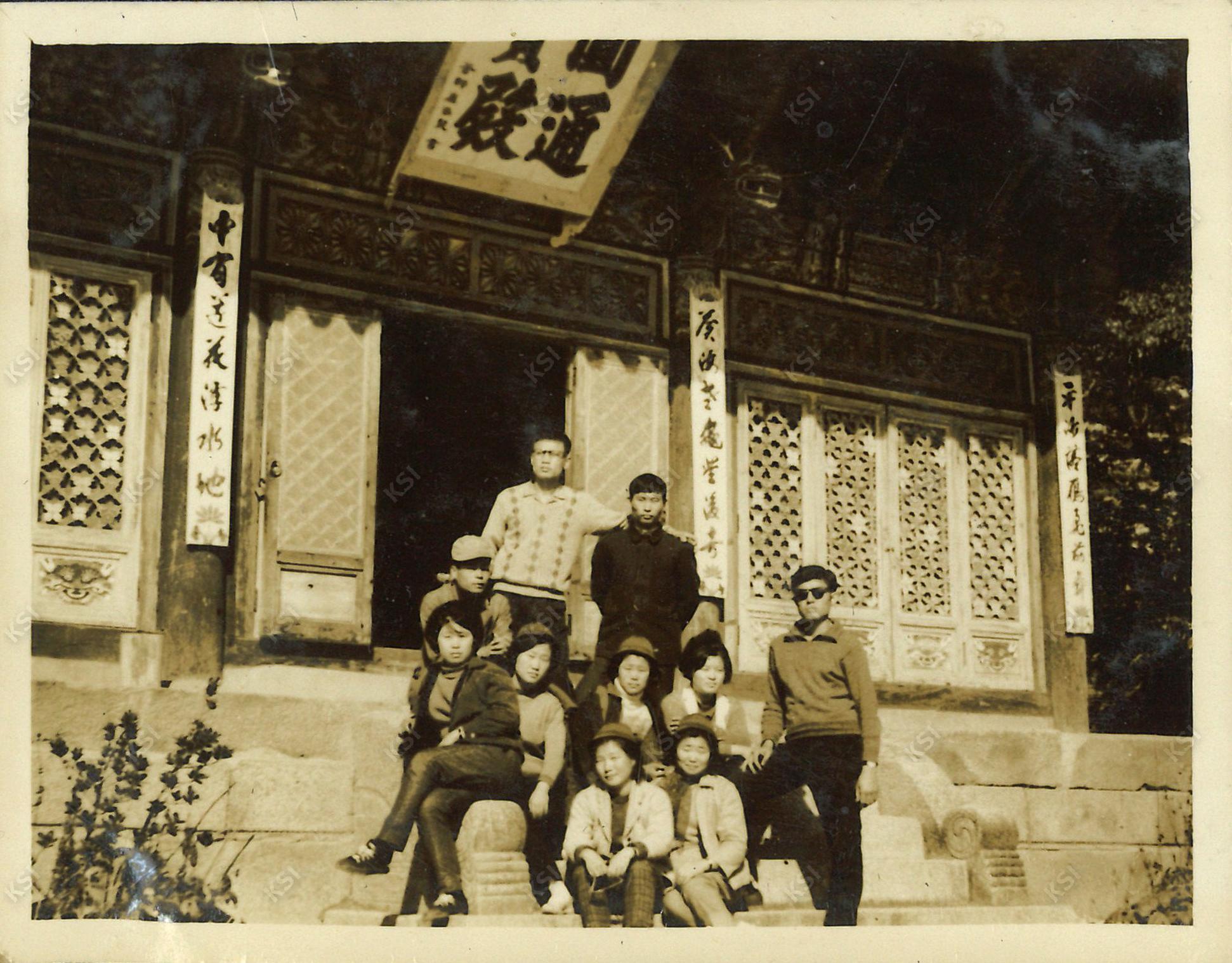 1962~1963년경 낙산사 원통보전 앞에서