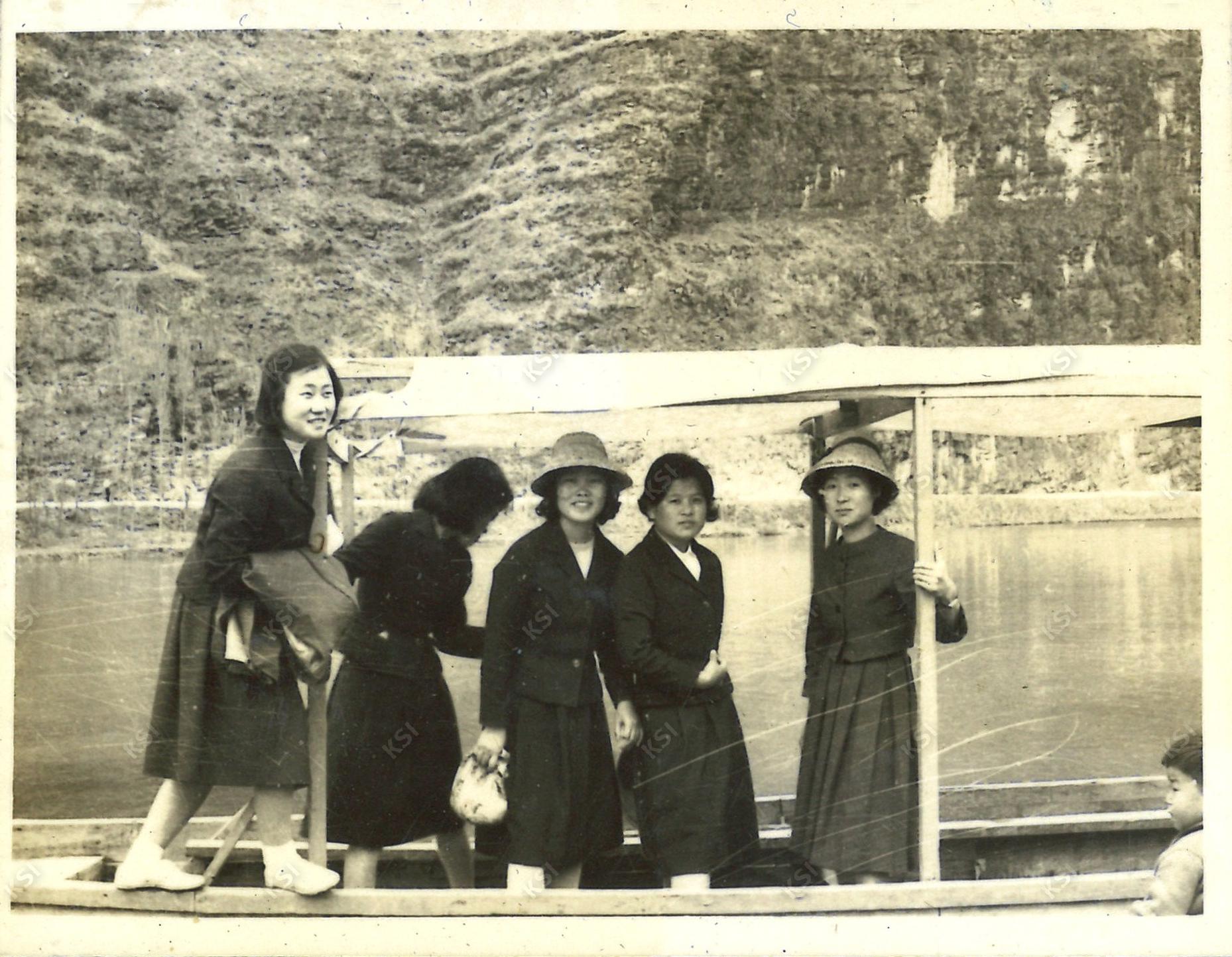 1962~1963년경 암산유원지 보트를 타고