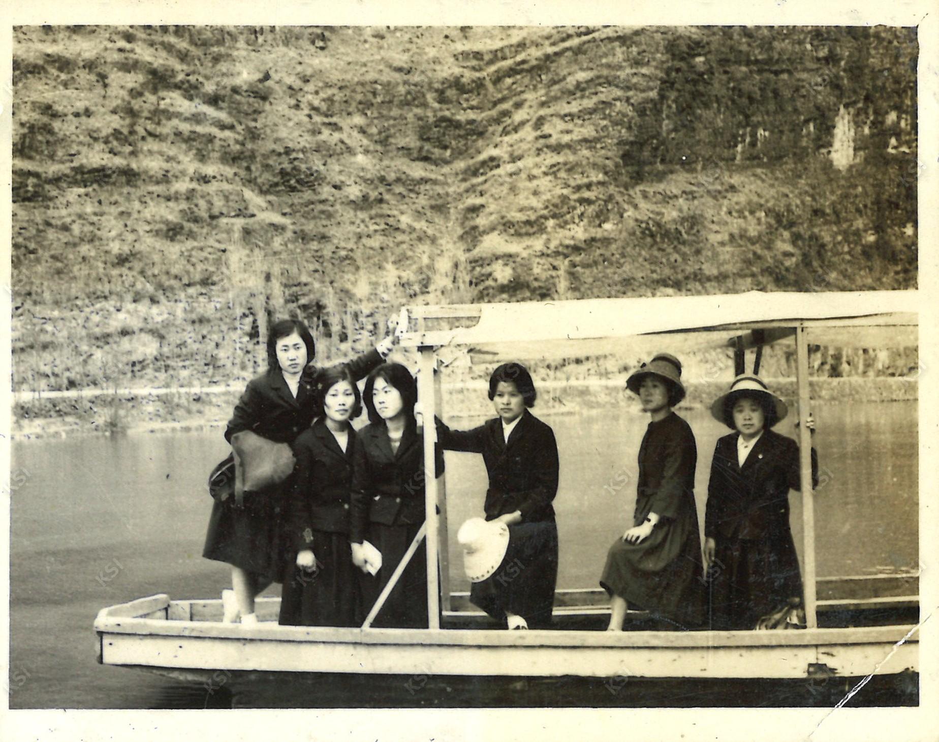 1962~1963년경 암산유원지 보트를 타고