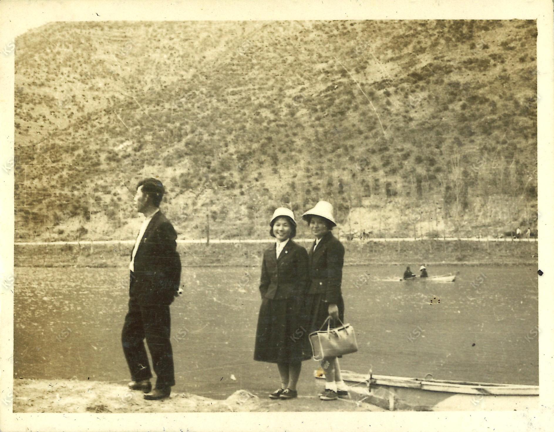 1962~1963년경 암산유원지 보트에서 내리며 친구와