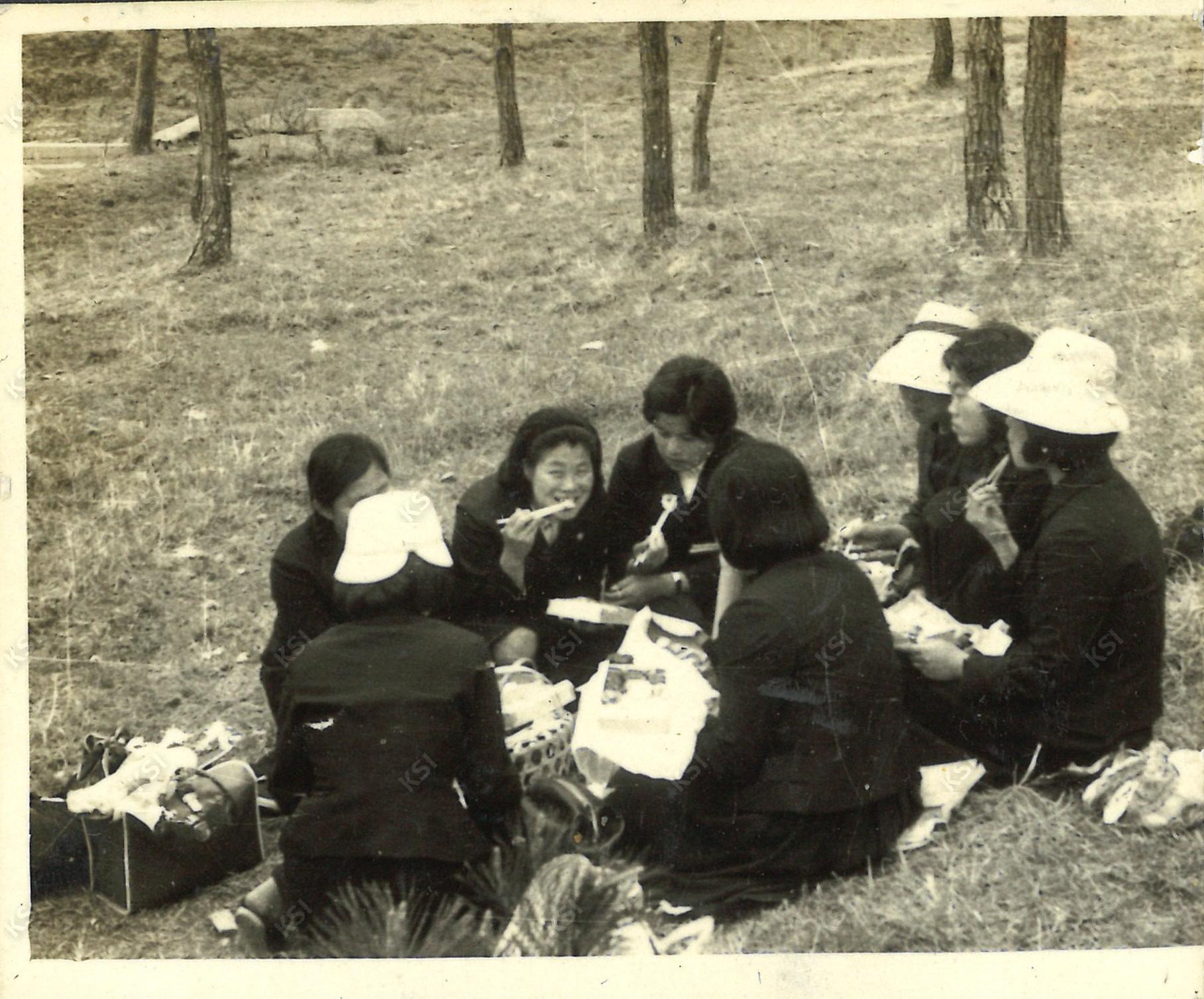 1962~1963년경 암산유원지에서 점심 도시락을 먹으며