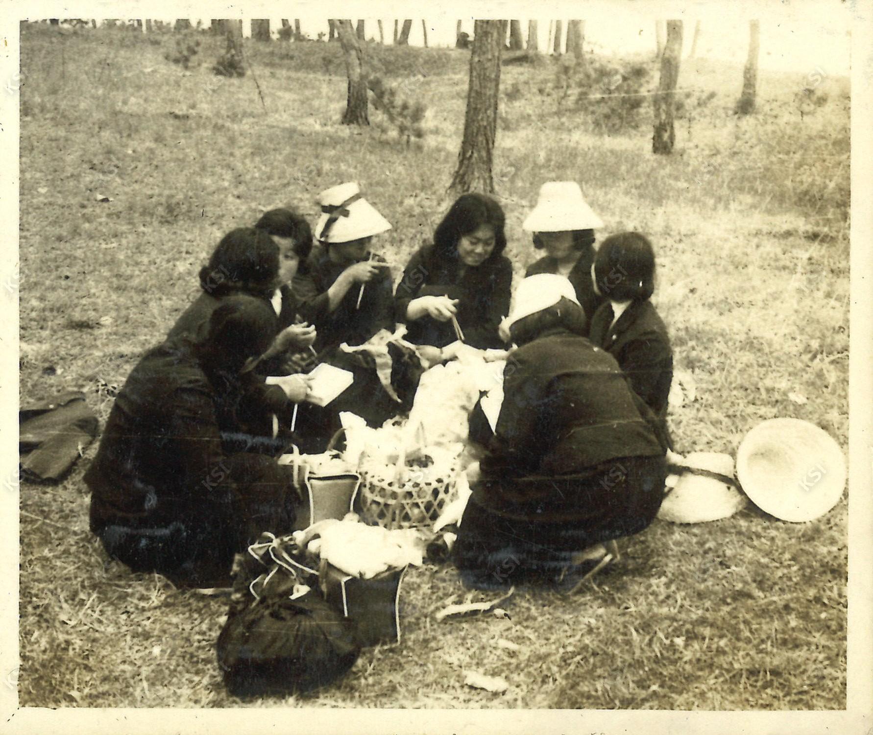 1962~1963년경 암산유원지에서 점심 도시락을 먹으며