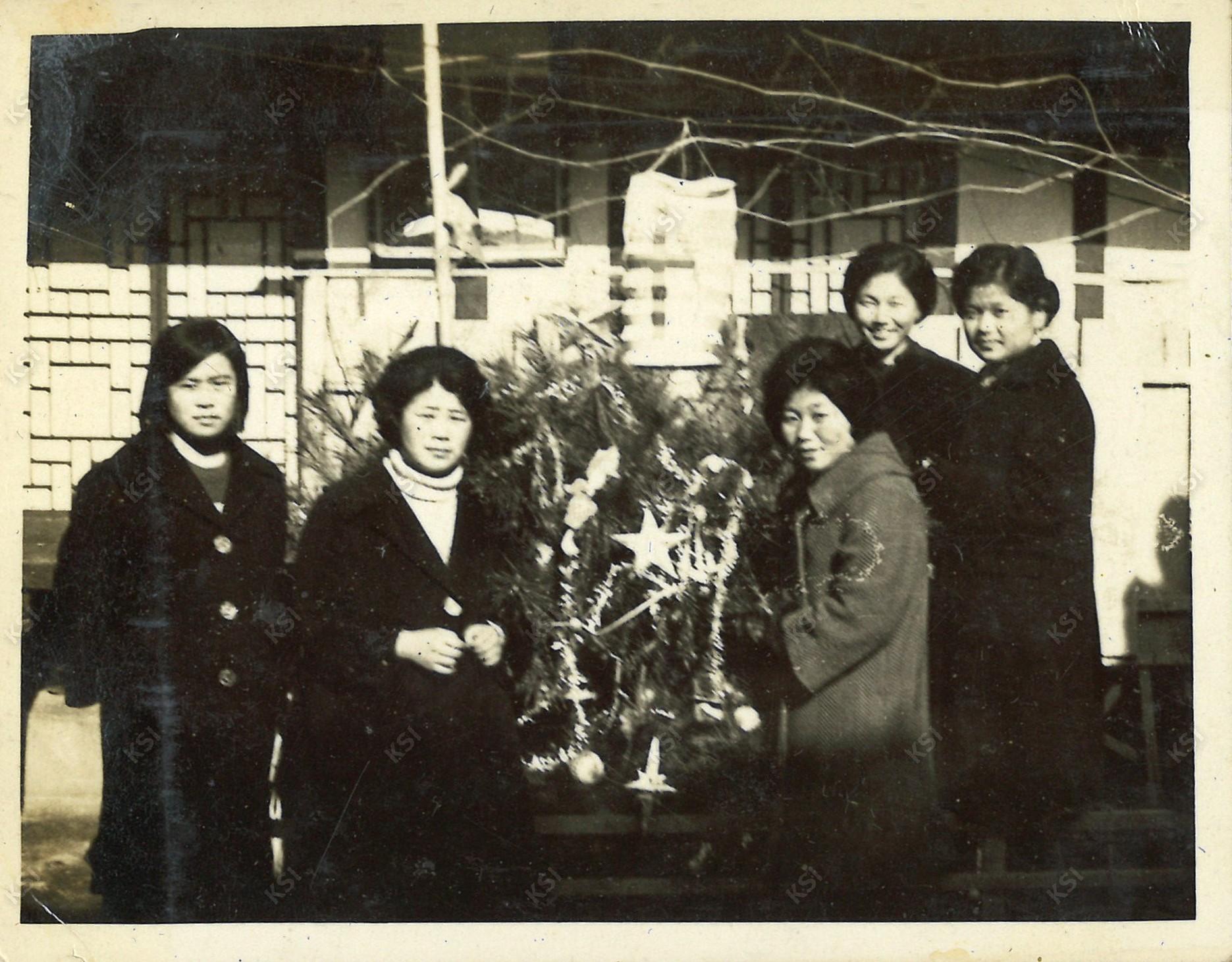 1962~1963년경 크리스마스트리 앞에서