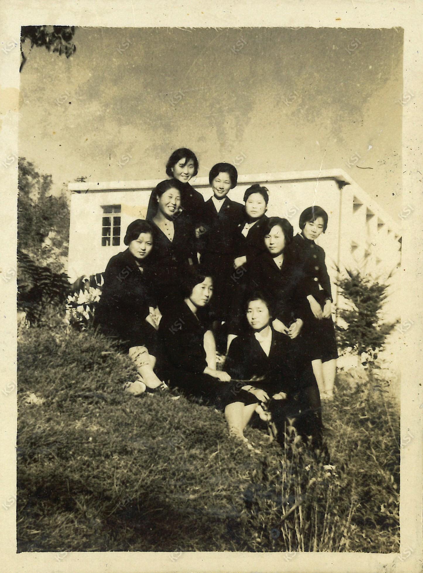 1962~1963년경 안동농업초급대학 시절 모교 건물을 배경으로