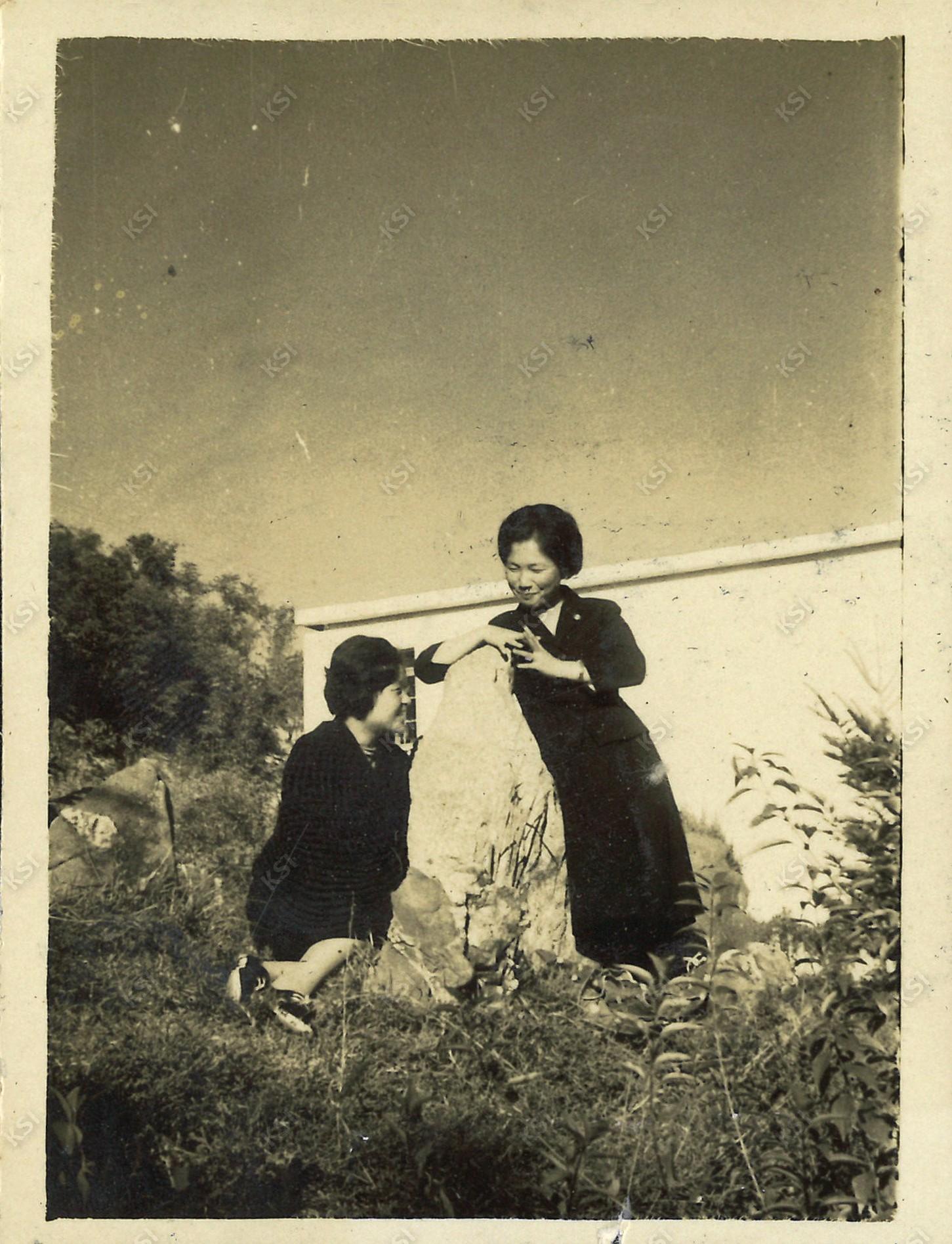 1962~1963년경 안동농업초급대학 시절 모교 건물을 배경으로