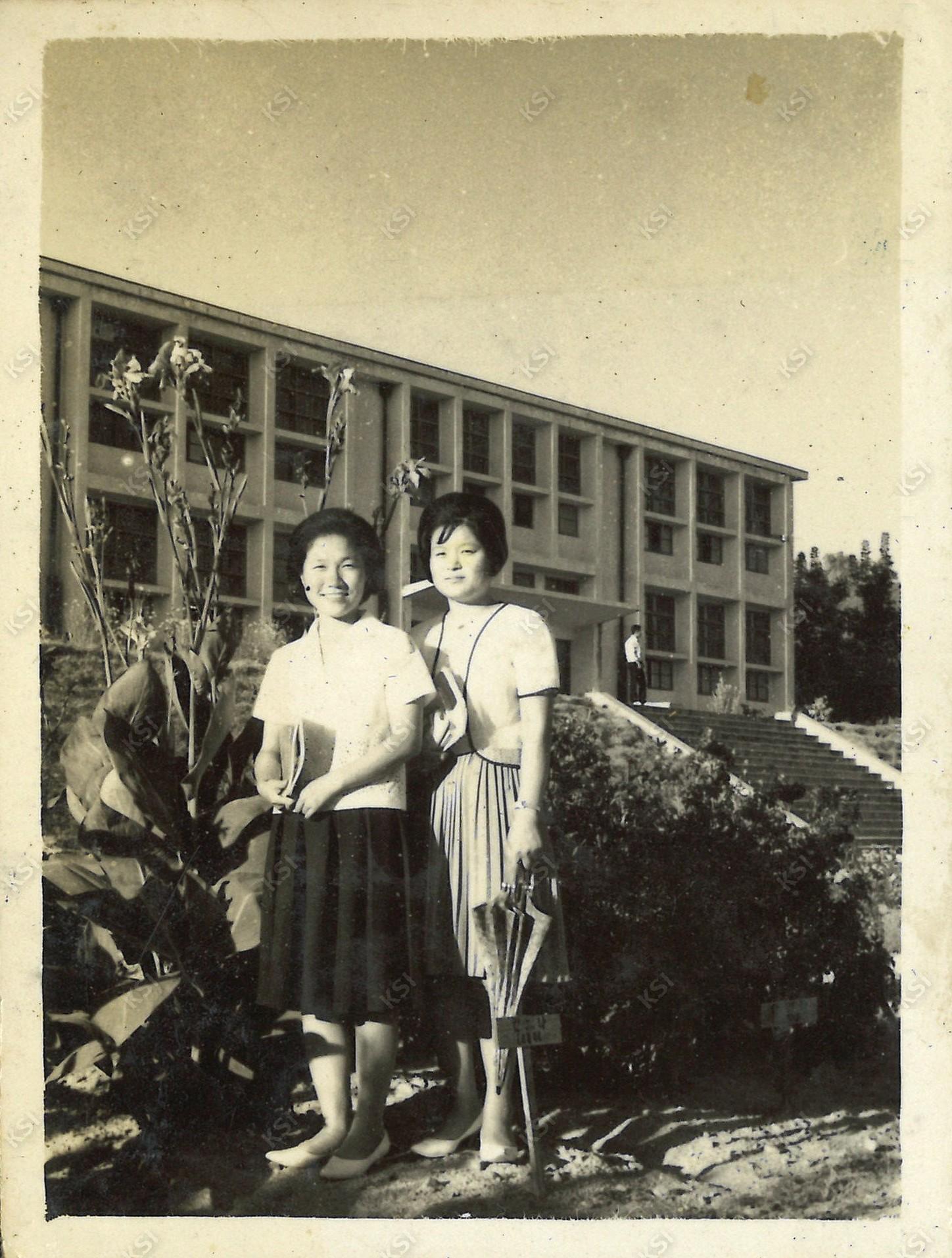 1962~1963년경 안동농업초급대학 시절 모교 건물을 배경으로