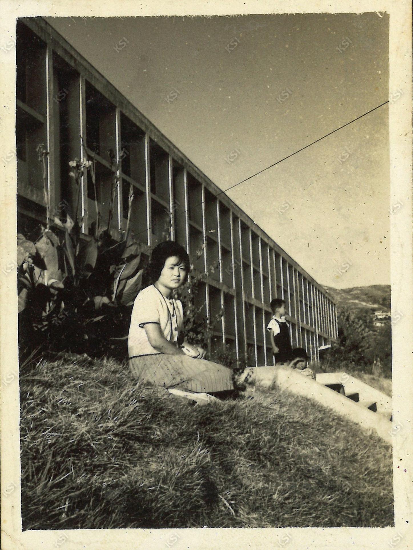 1962~1963년경 안동농업초급대학 시절 모교 건물을 배경으로