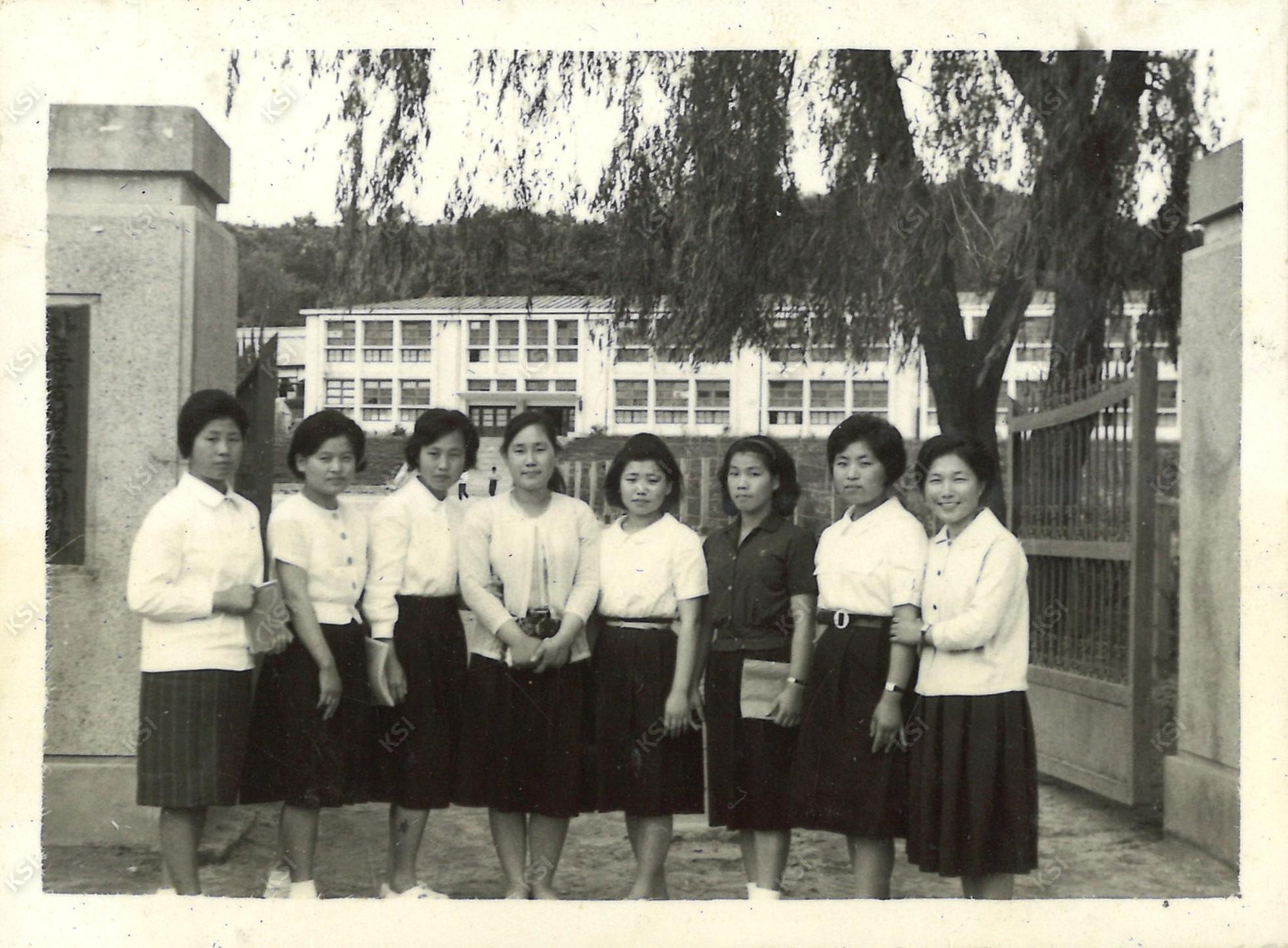 1962~1963년경 안동농업초급대학 시절 모교 교문에서 동기들과 함께