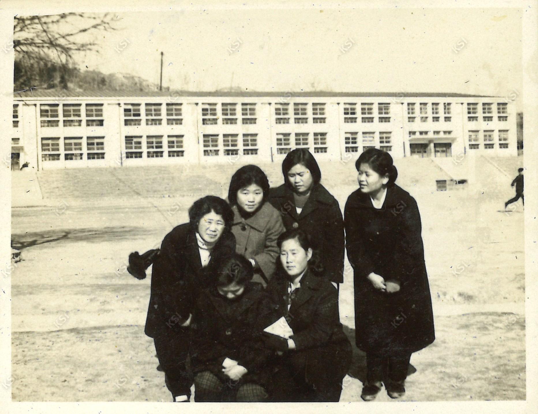 1962~1963년경 안동농업초급대학 시절 모교를 배경으로 동기들과 함께