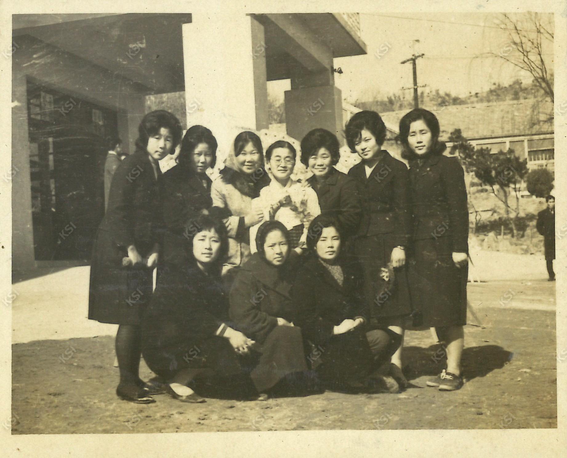 1962~1963년경 안동농업초급대학 시절 모교에서 동기들과