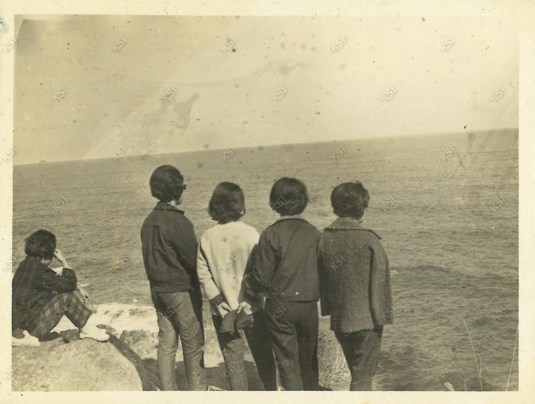 1962~1963년경 안동농업초급대학 졸업여행 낙산사 인근 바닷가에서