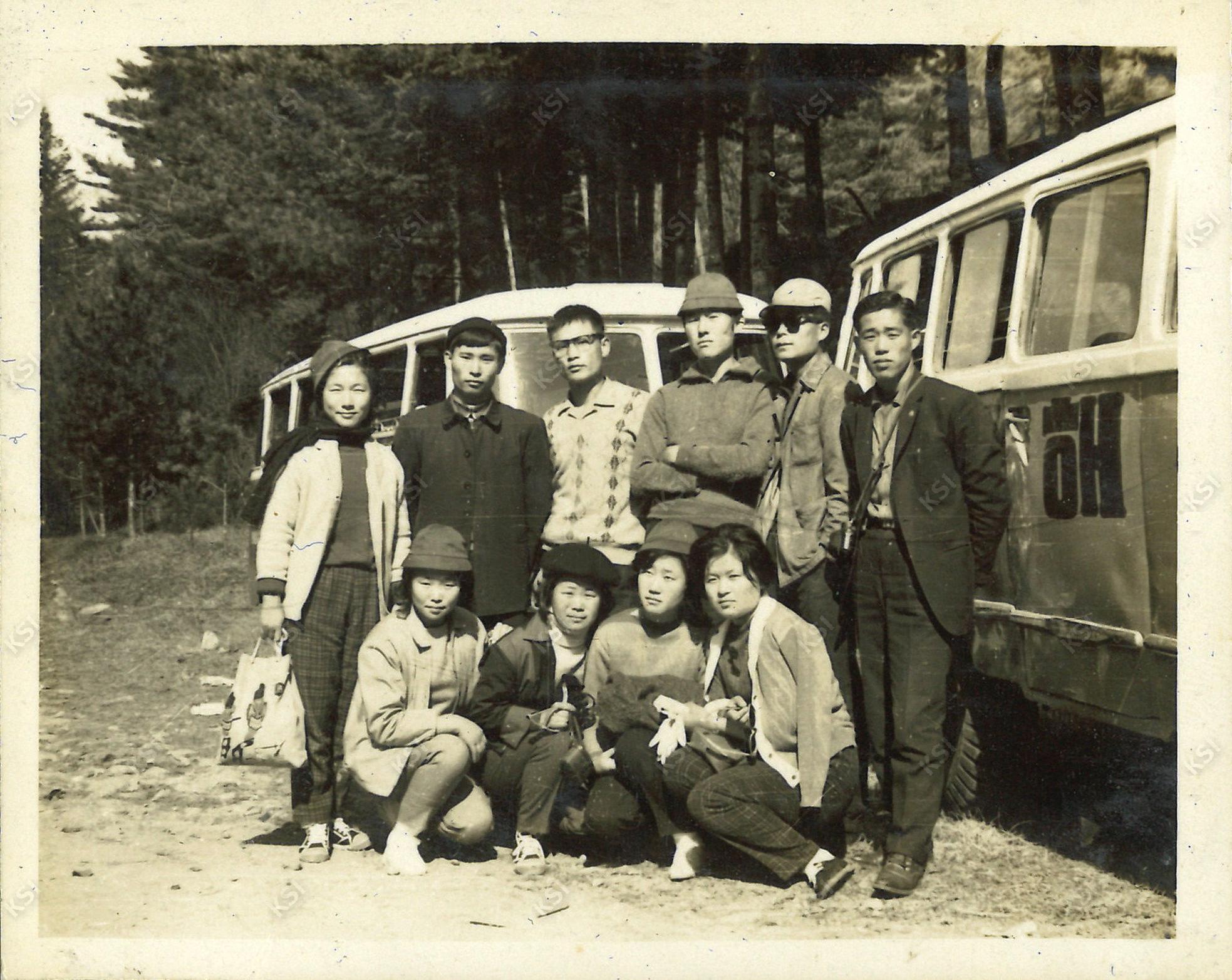 1962~1963년경 안동농업초급대학 강원도 졸업여행 버스 앞에서