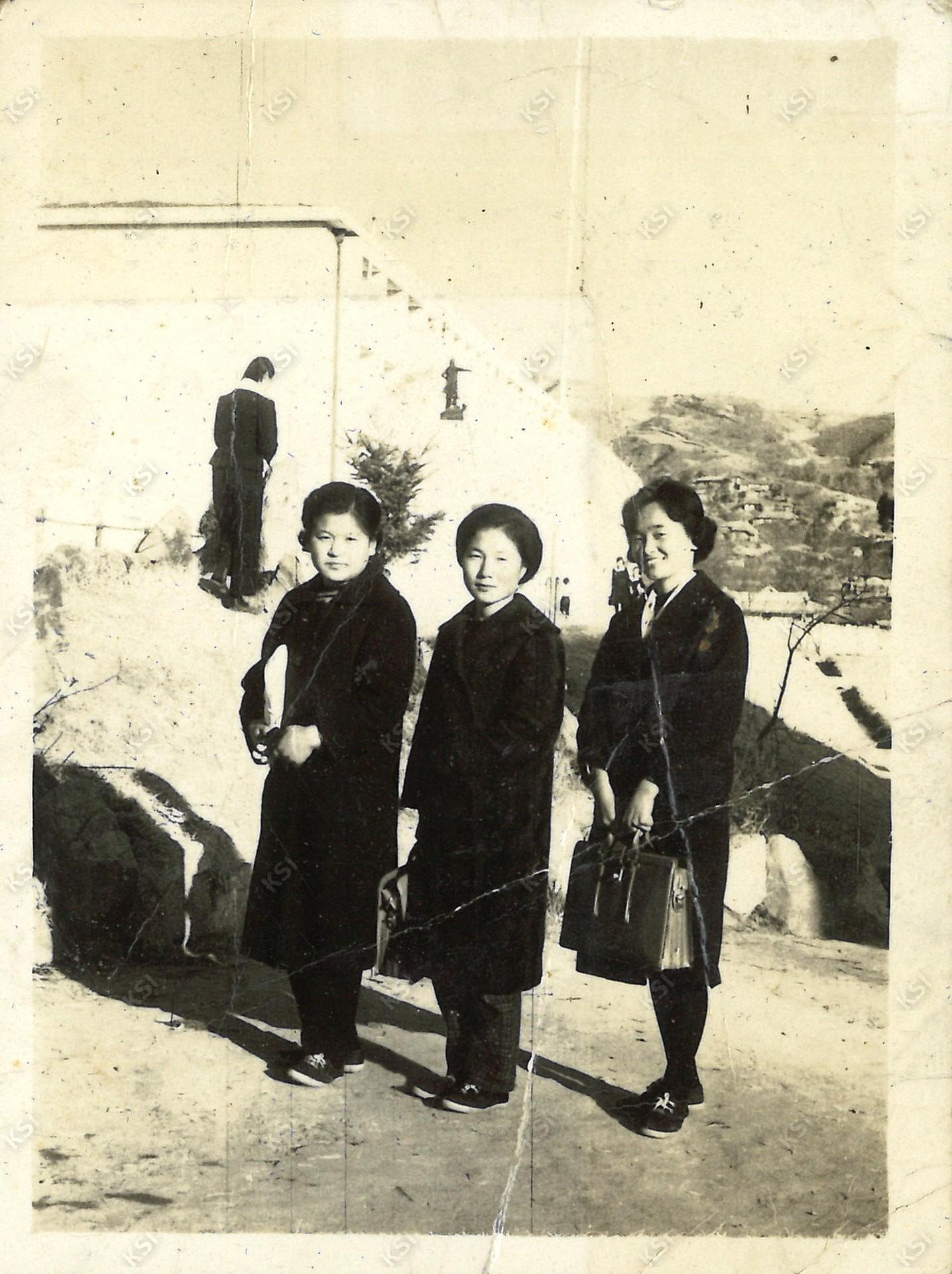 1962~1963년경 안동농업초급대학 본관 교정을 배경으로