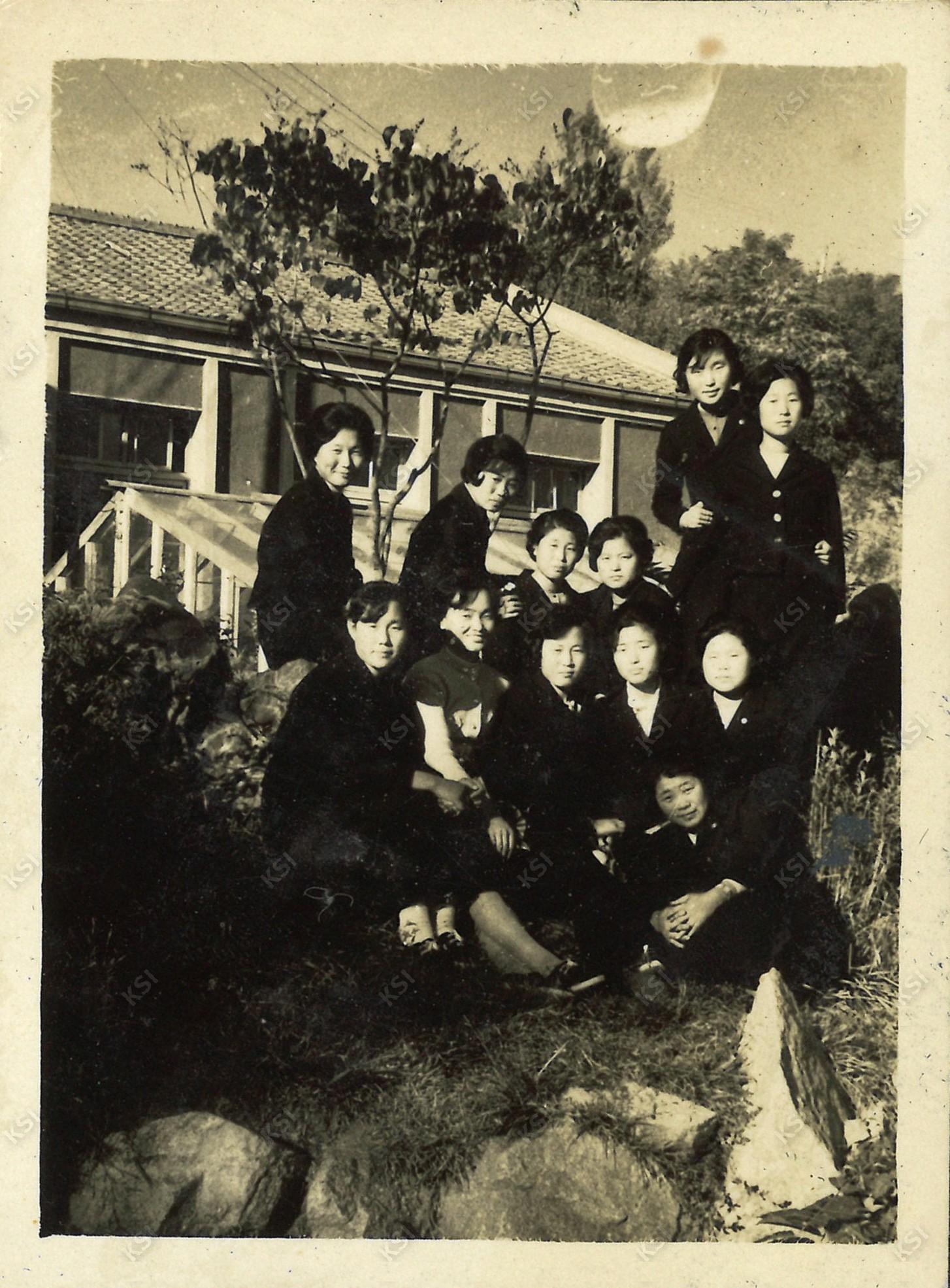 1962~1963년경 안동농업초급대학 온실을 배경으로