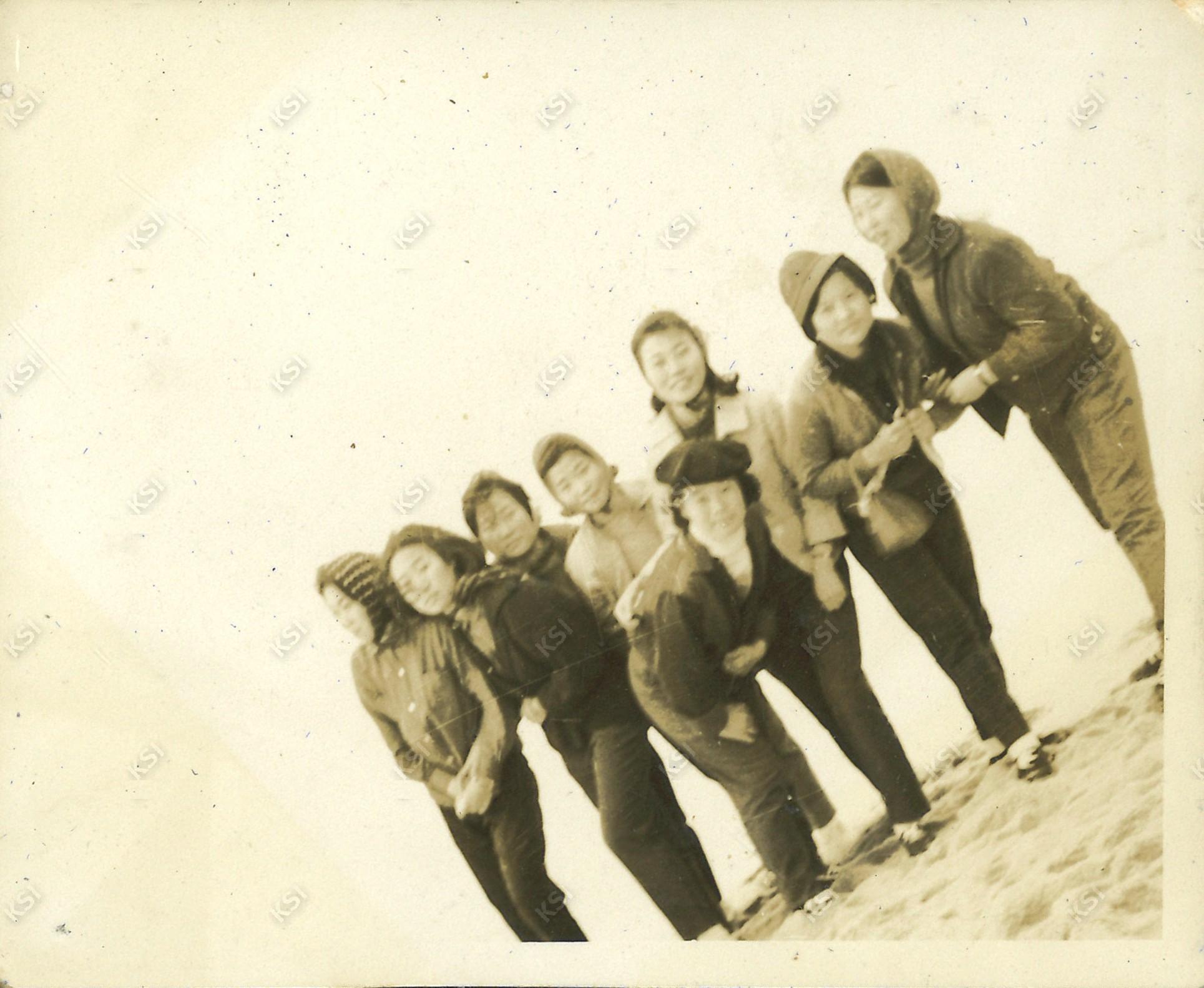 1962~1963년경 안동농업초급대학 졸업여행 경포해수욕장 해변가에서
