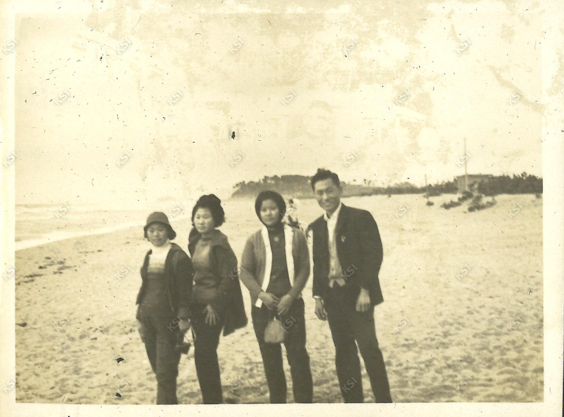 1962~1963년경 안동농업초급대학 재학 시절 졸업여행으로 간 경포해수욕장 해변에서